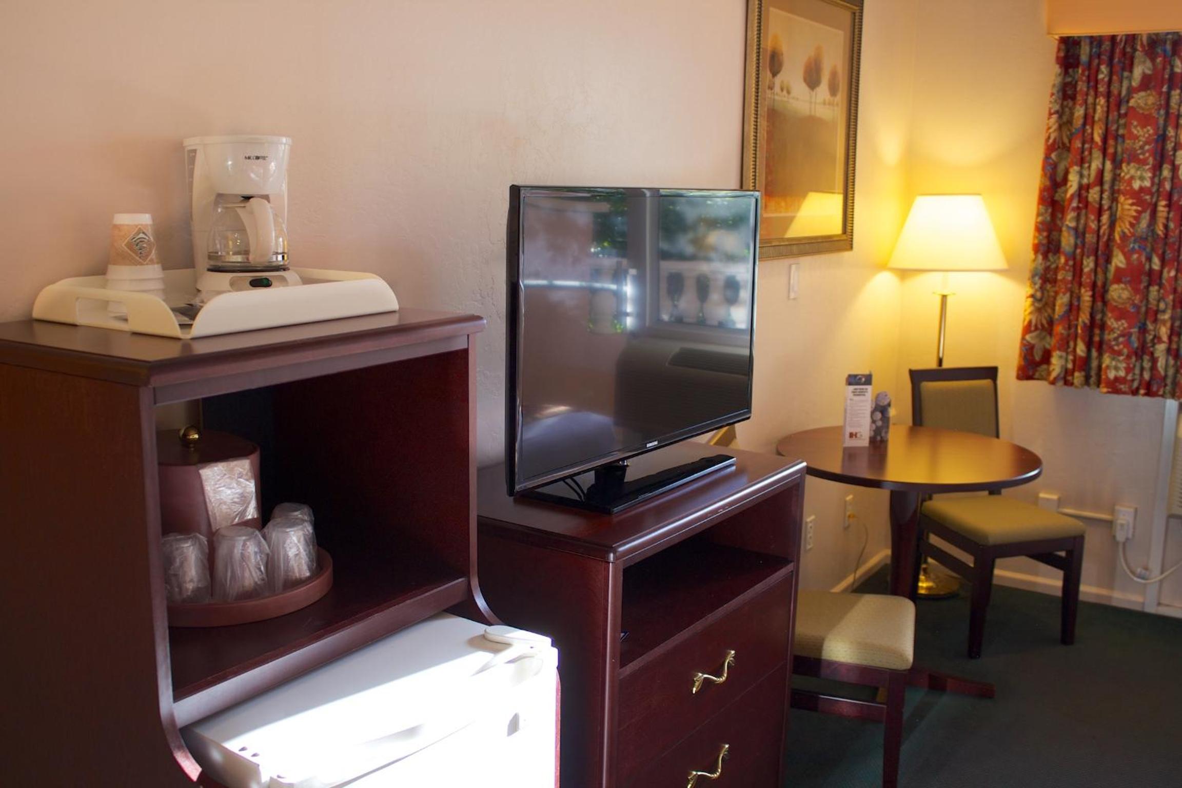 Standard Queen Room with Two Queen Beds - Photo 2
