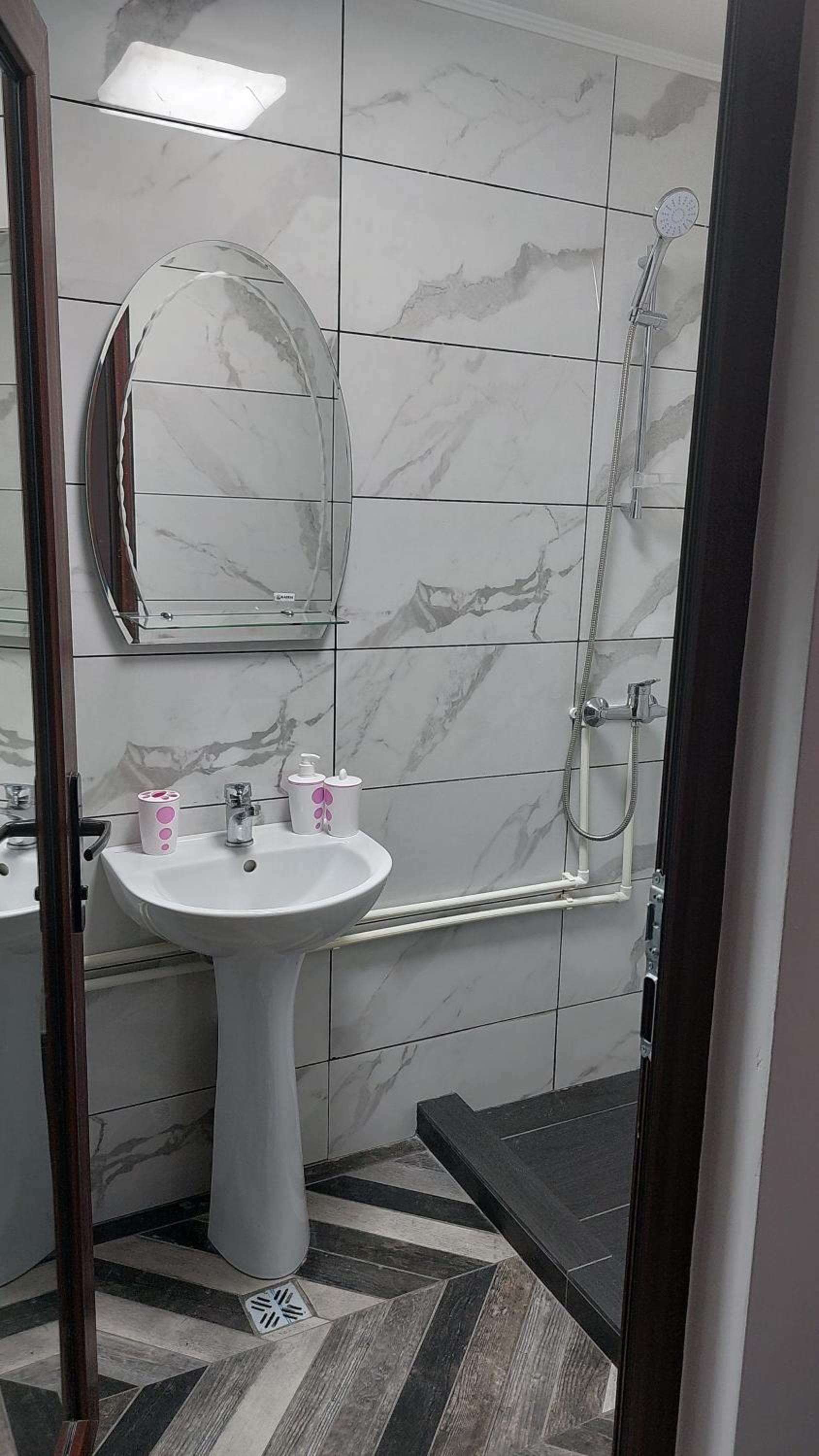 Double Room with Private Bathroom - Photo 10