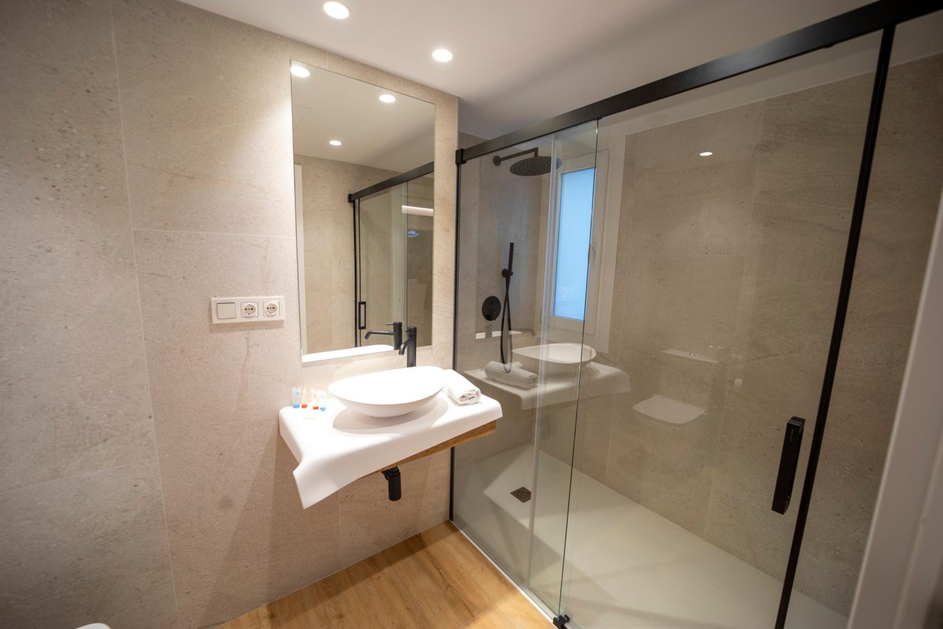 Double Room with Sea View - Photo 3