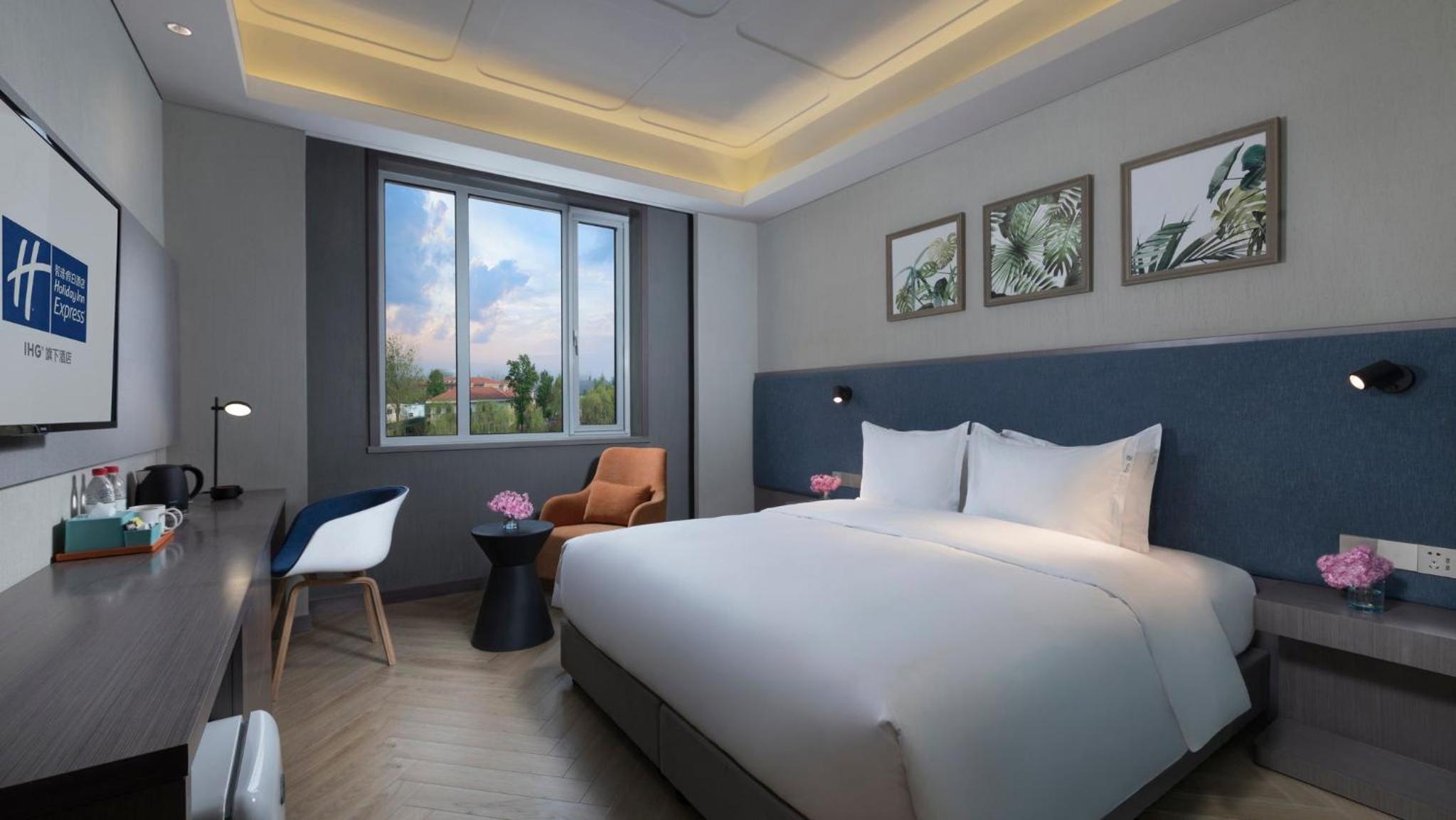 Standard King Room with Courtyard Access photo 1