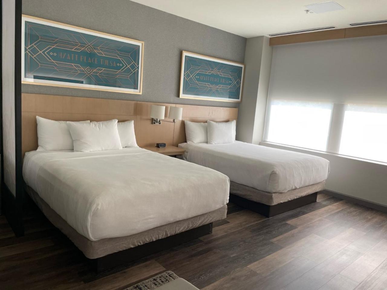 Standard Queen Room with Two Queen Beds and Sofa - Photo 6