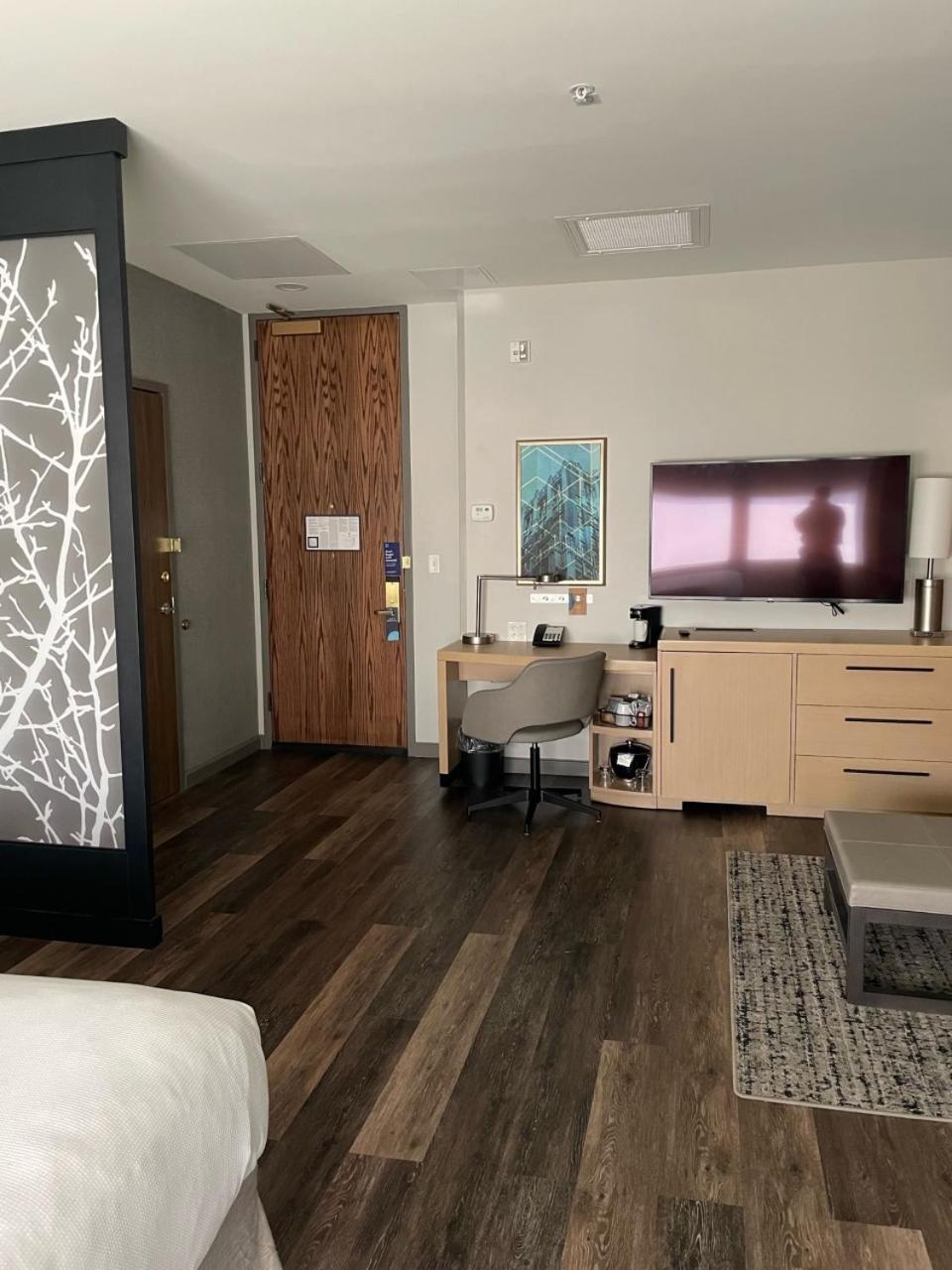 Queen Room with Two Queen Beds, Sofa Bed and Accessible Tub - Photo 2