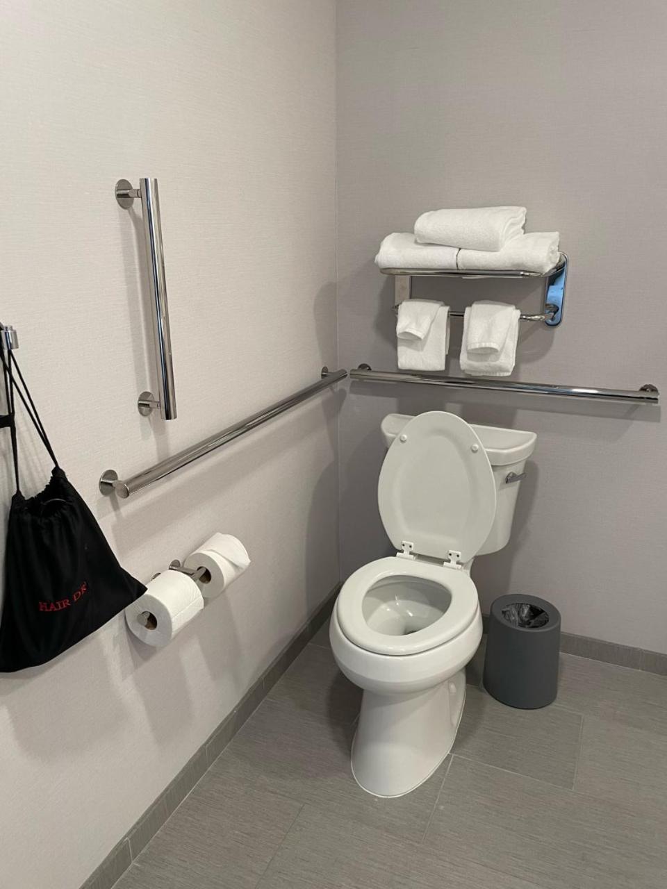 King Room with Sofa Bed and Accessible Tub - Disability Access - Photo 4