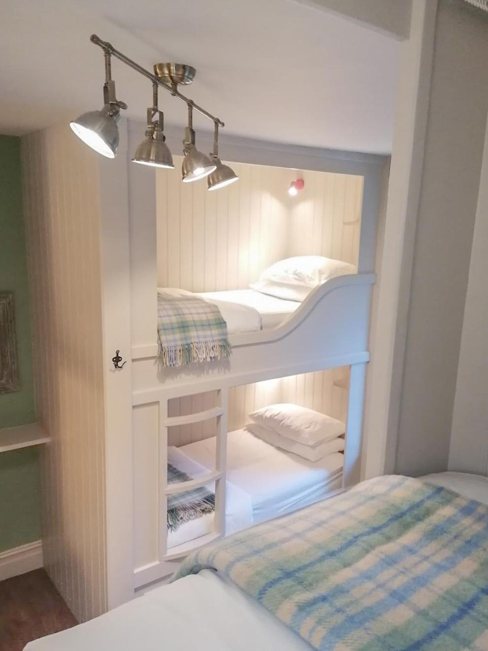 Bed in 6-Bed Female Dormitory Room photo 3
