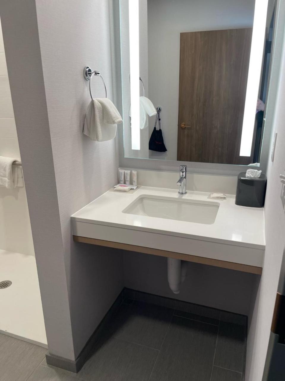 King Room with Sofa Bed and Accessible Tub - Disability Access - Photo 2