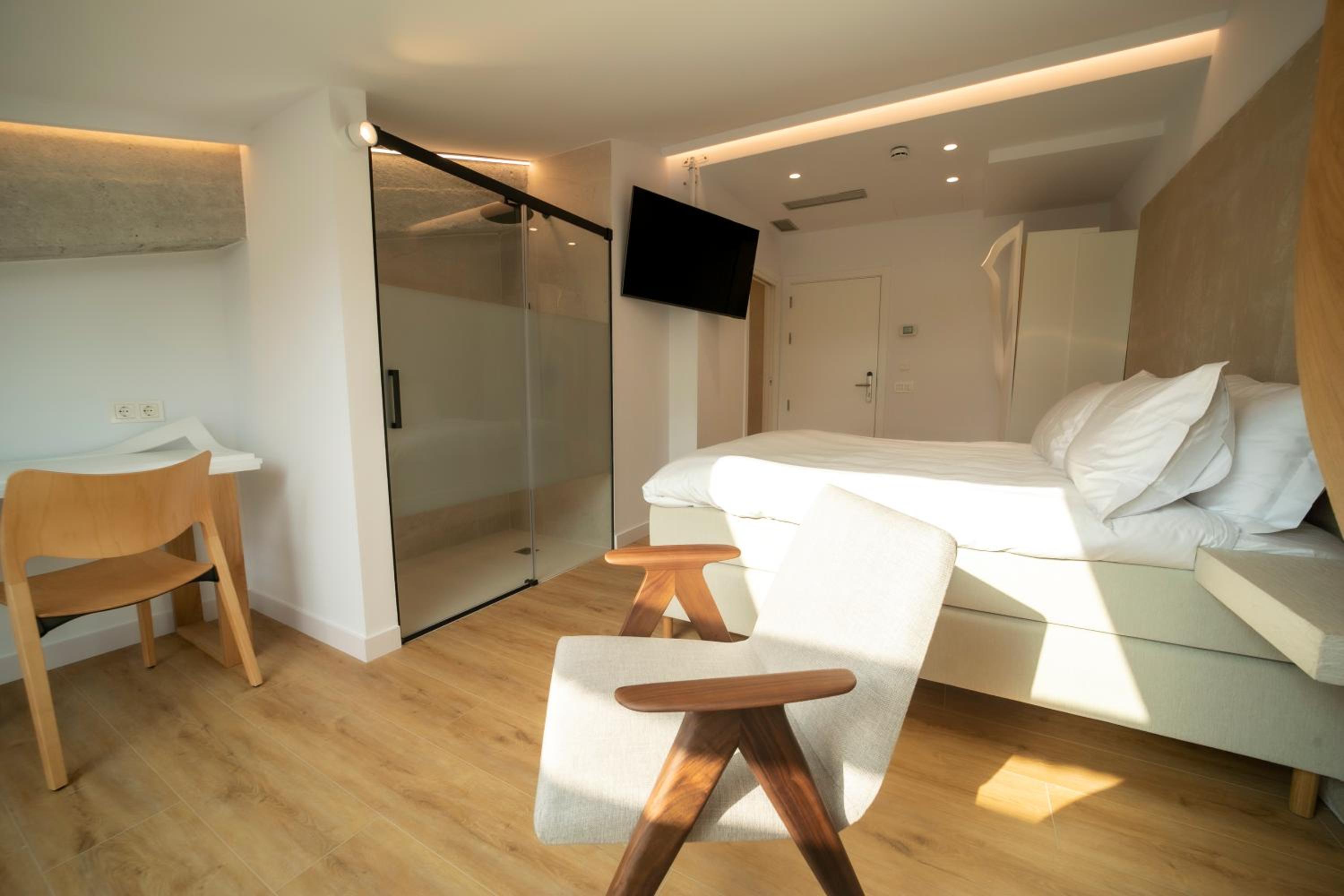 Deluxe Double Room with Sea View - Photo 3