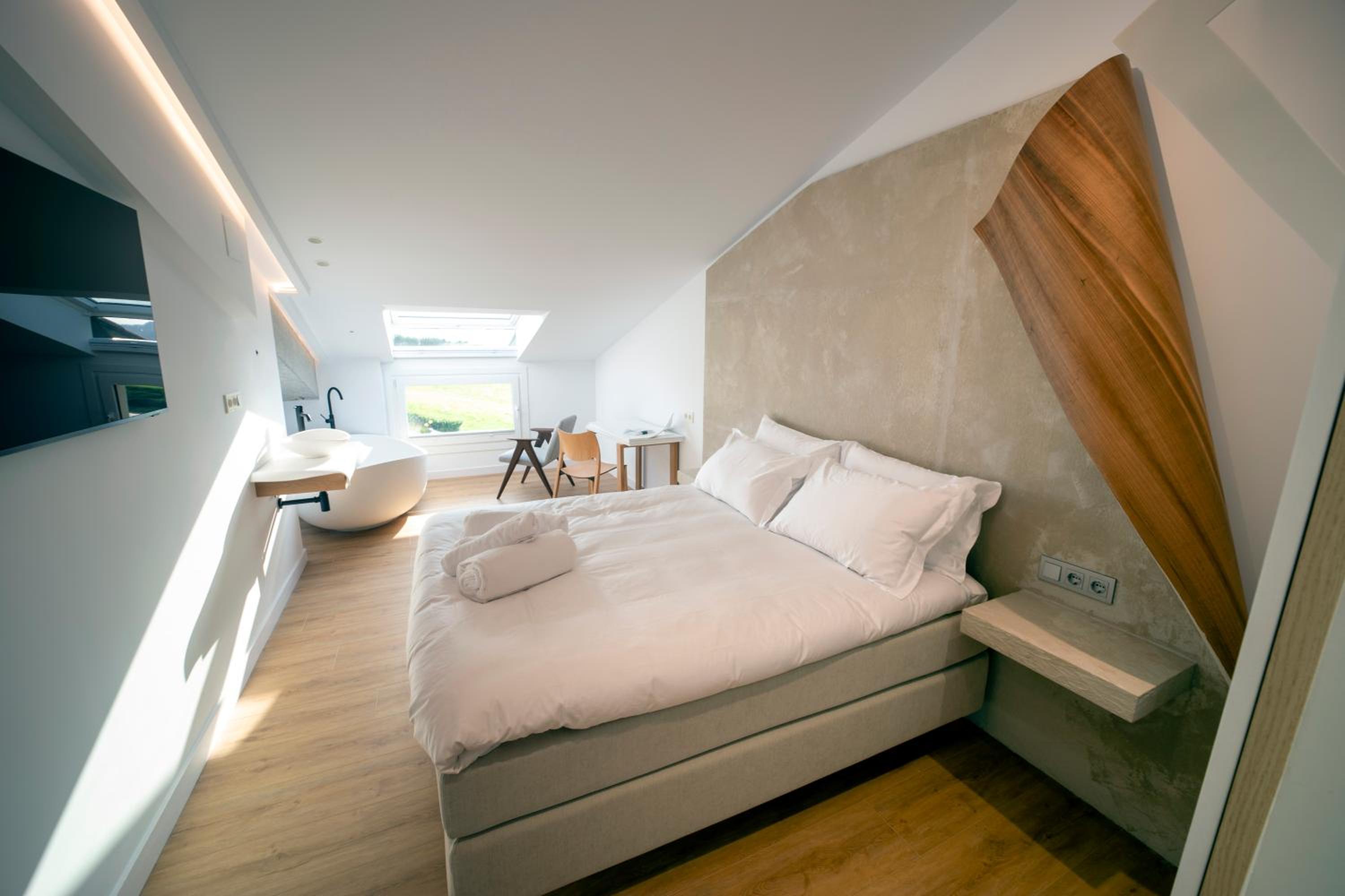 Deluxe Double Room with Sea View - Photo 11