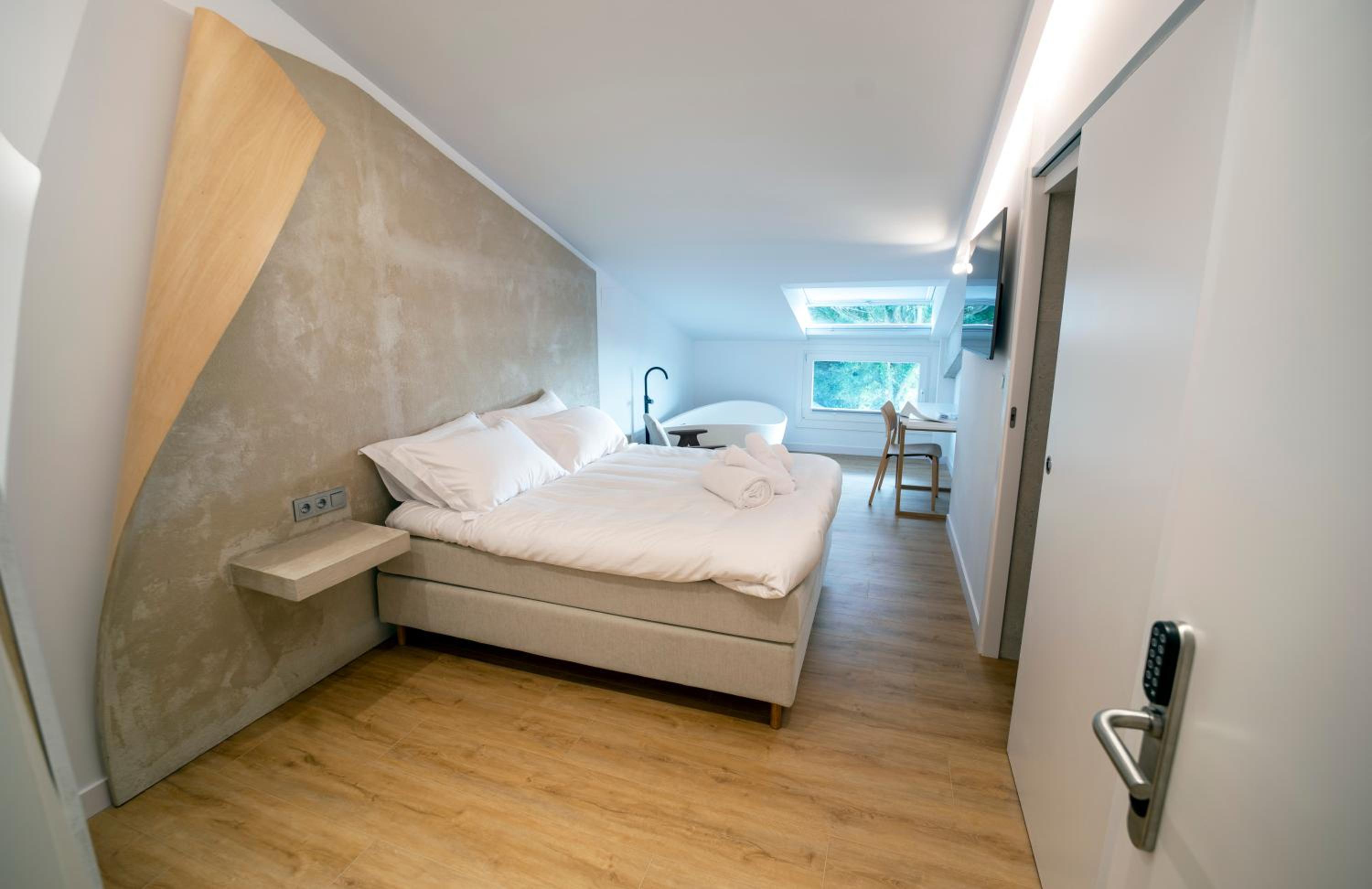 Deluxe Double Room with Sea View - Photo 16