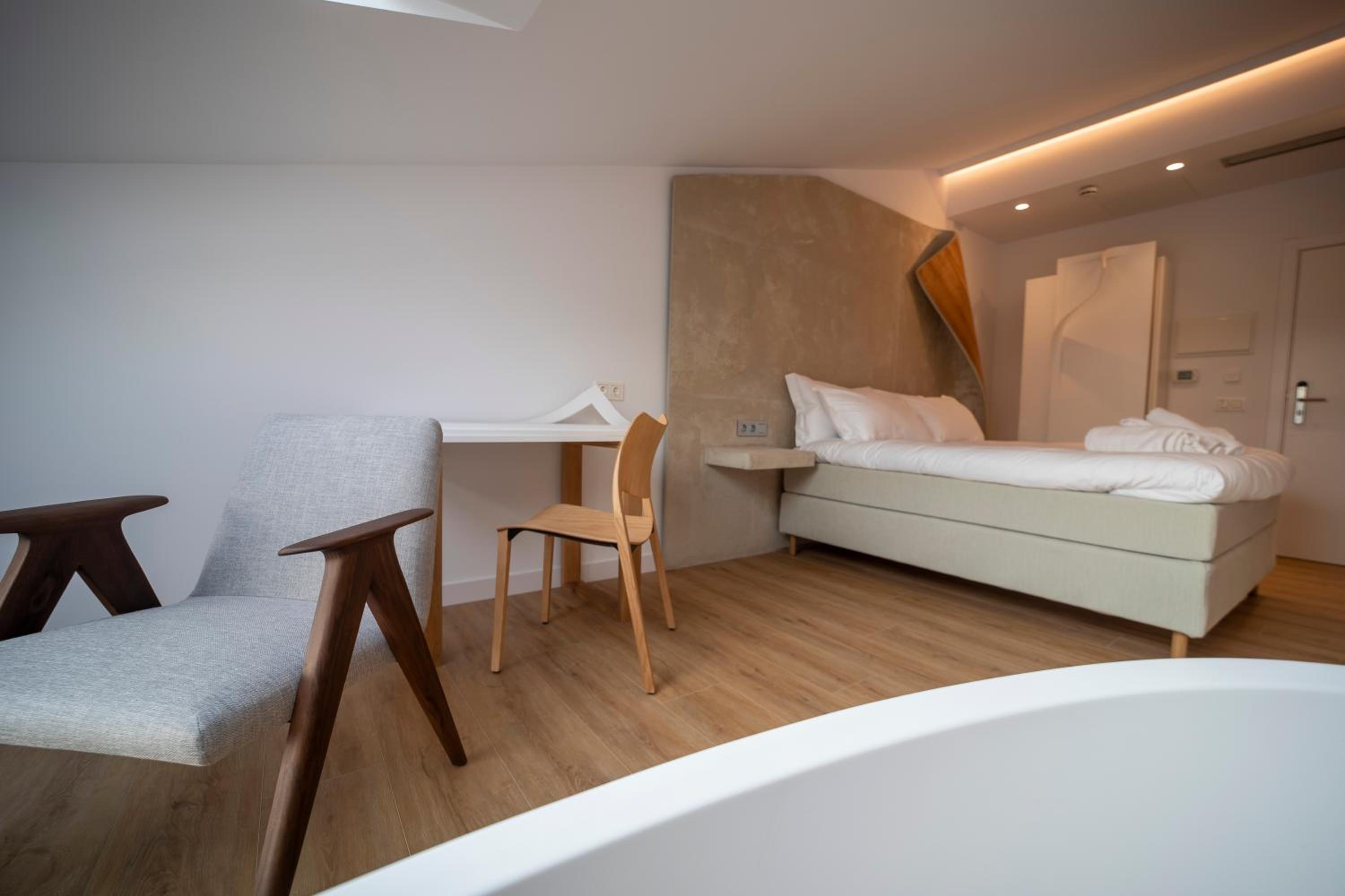Deluxe Double Room with Sea View - Photo 13