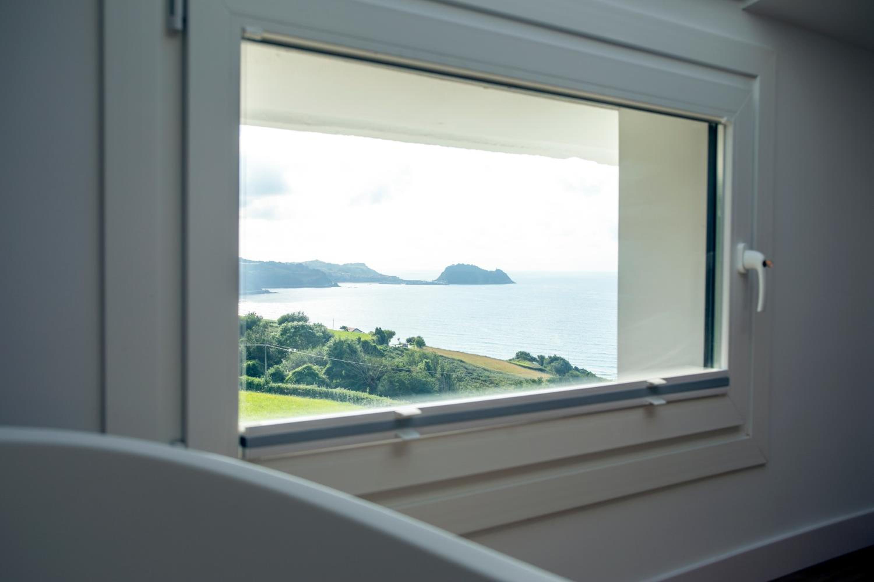 Deluxe Double Room with Sea View - Photo 18
