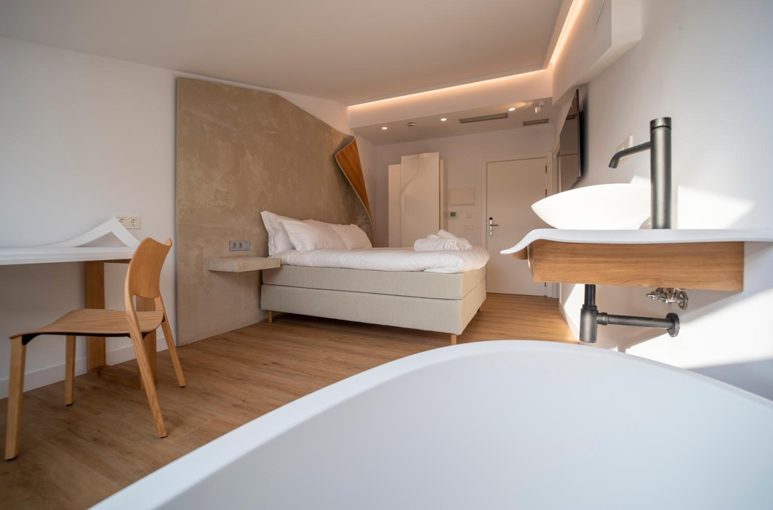 Deluxe Double Room with Sea View - Photo 17