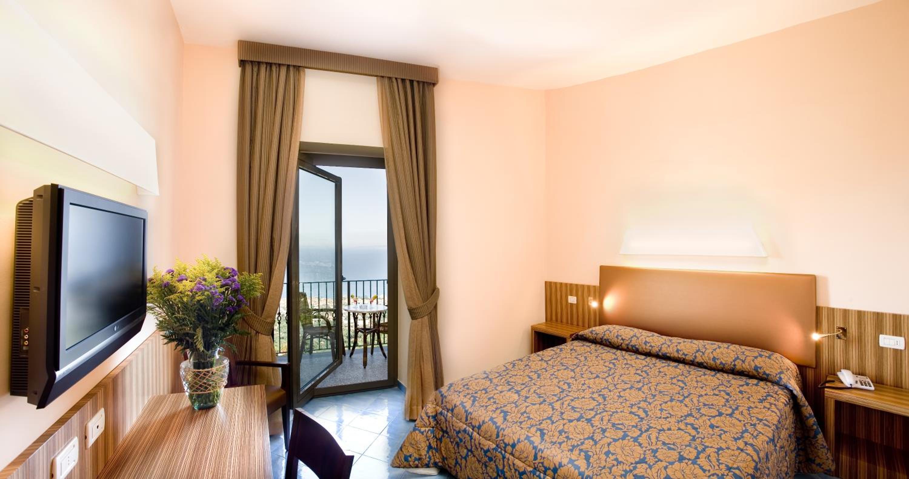 Double Room with Sea View - Photo 1