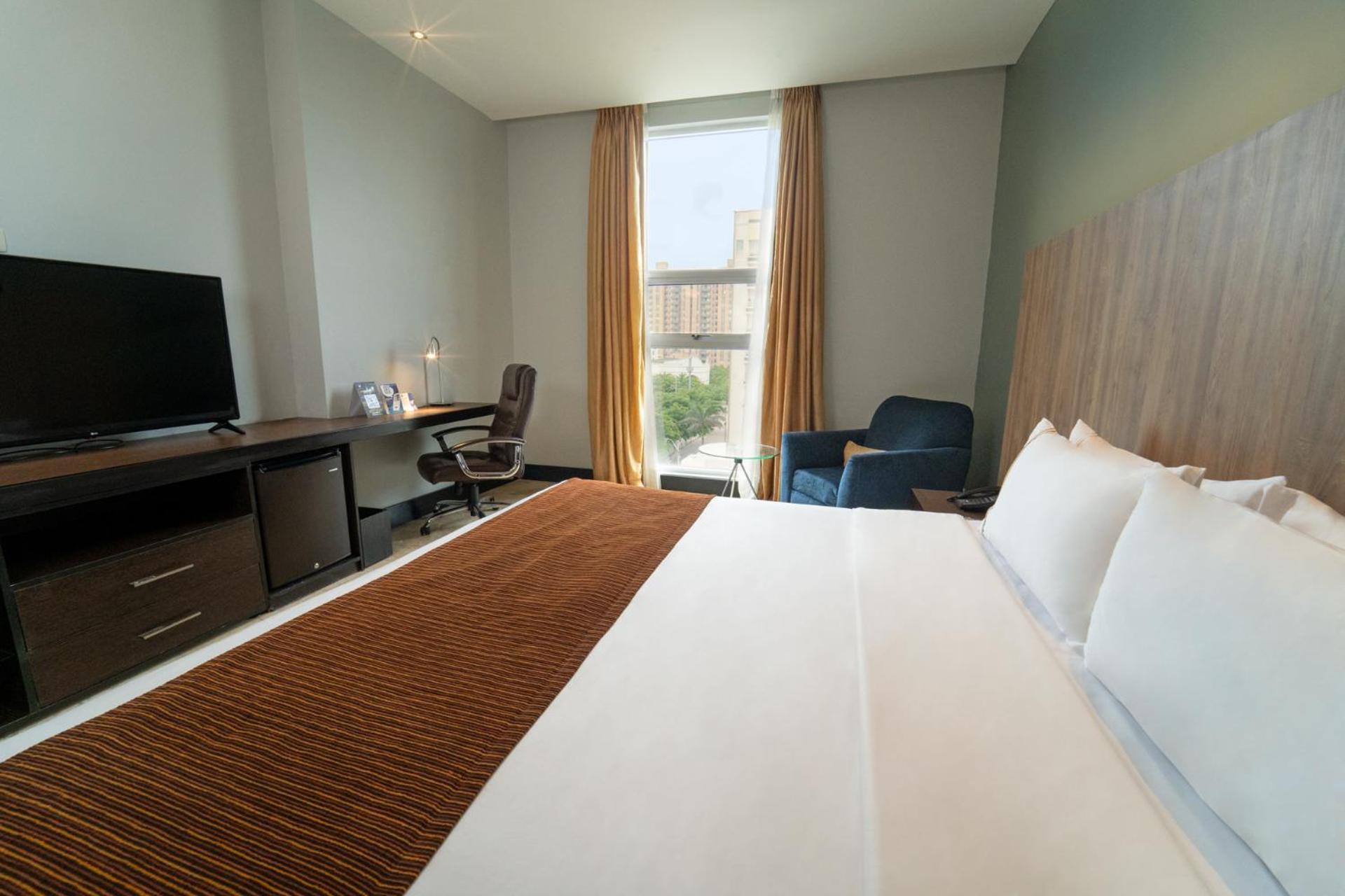 Deluxe King Room - Photo 2