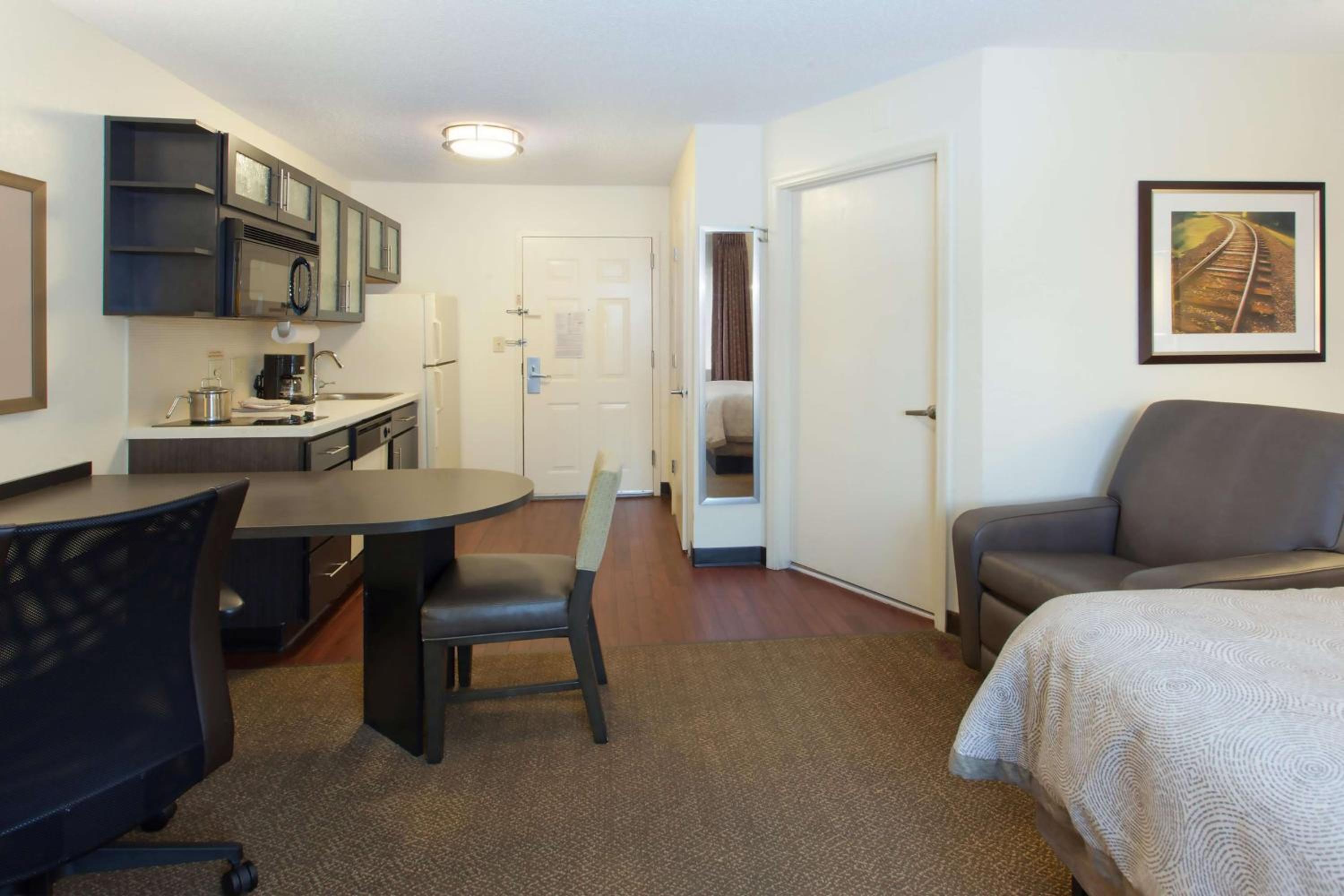 Queen Studio Suite With Roll-In Shower - Mobility Accessible photo 2