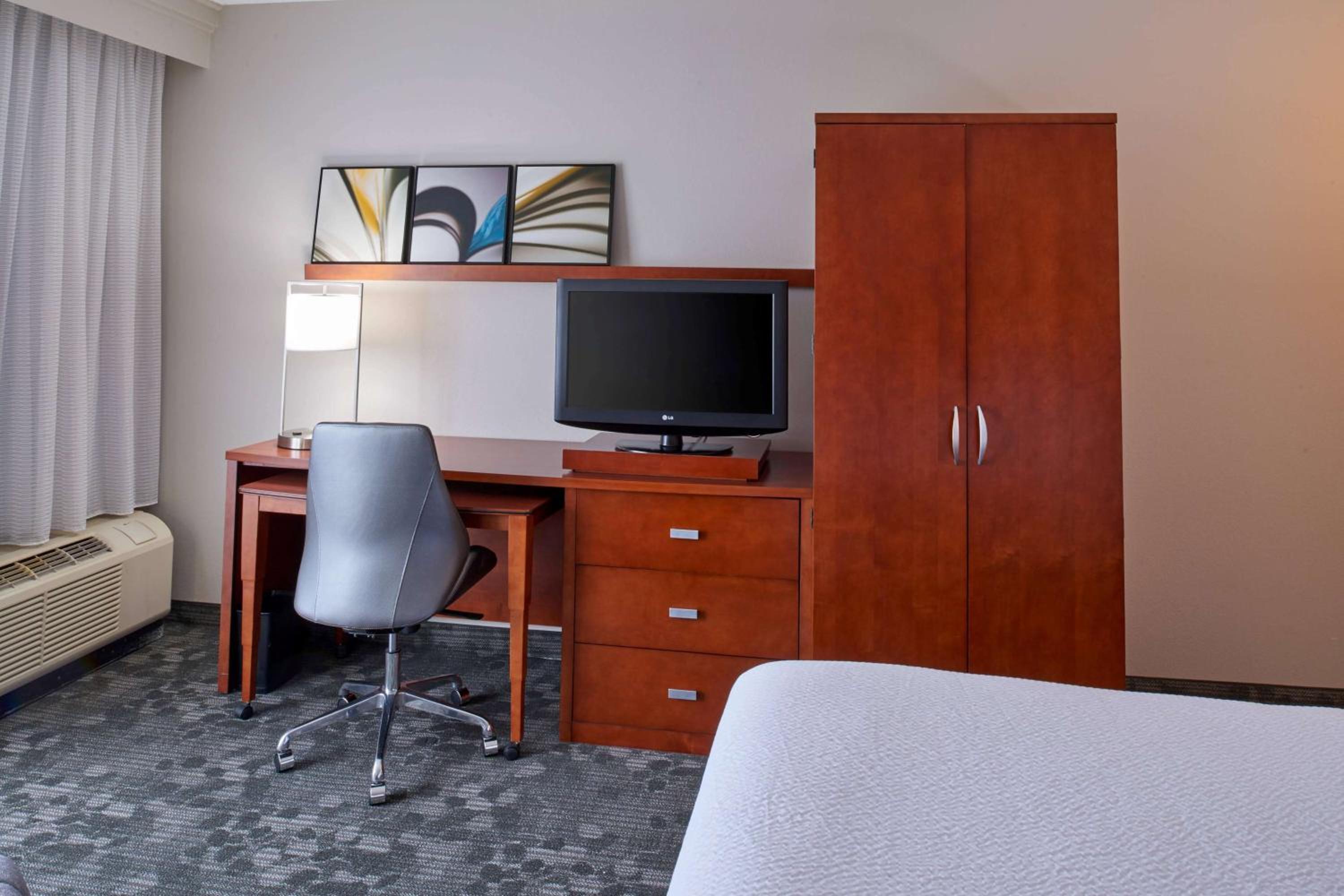 Guestroom King with Sofa Bed - Photo 2