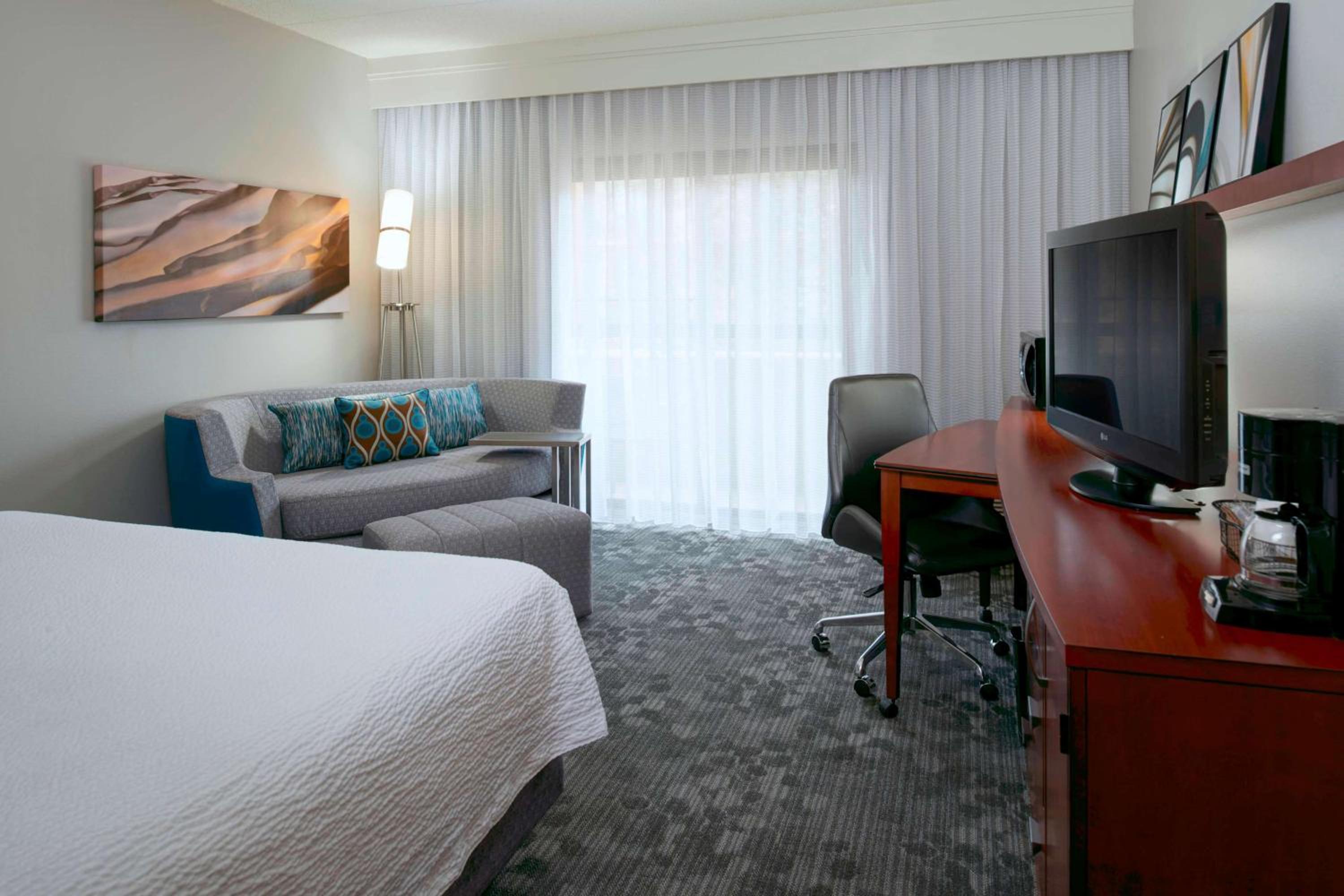 King Room with Sofabed - Photo 4
