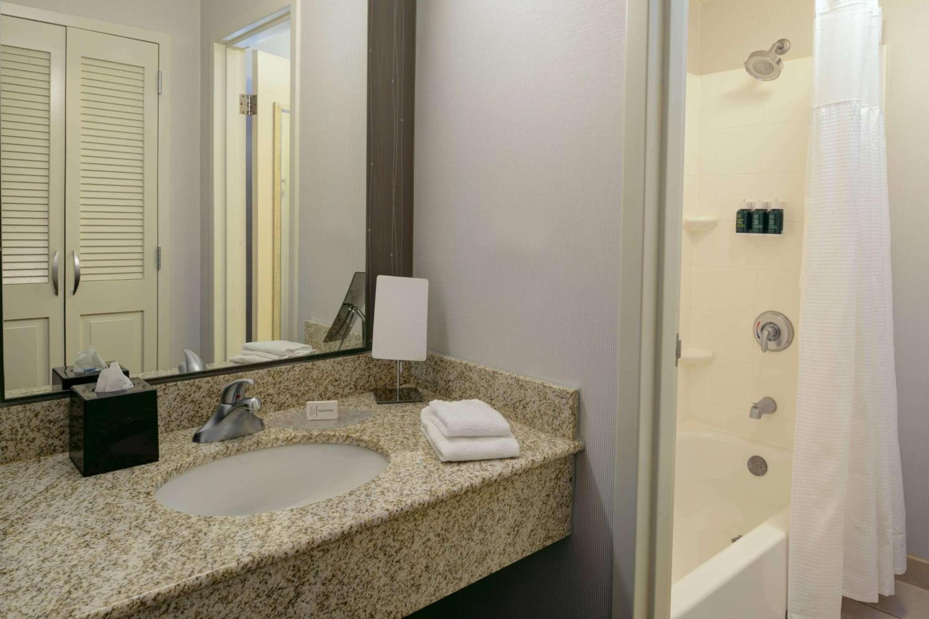 Mobility/Hearing Accessible Guestroom Two Queens Tub - Photo 6