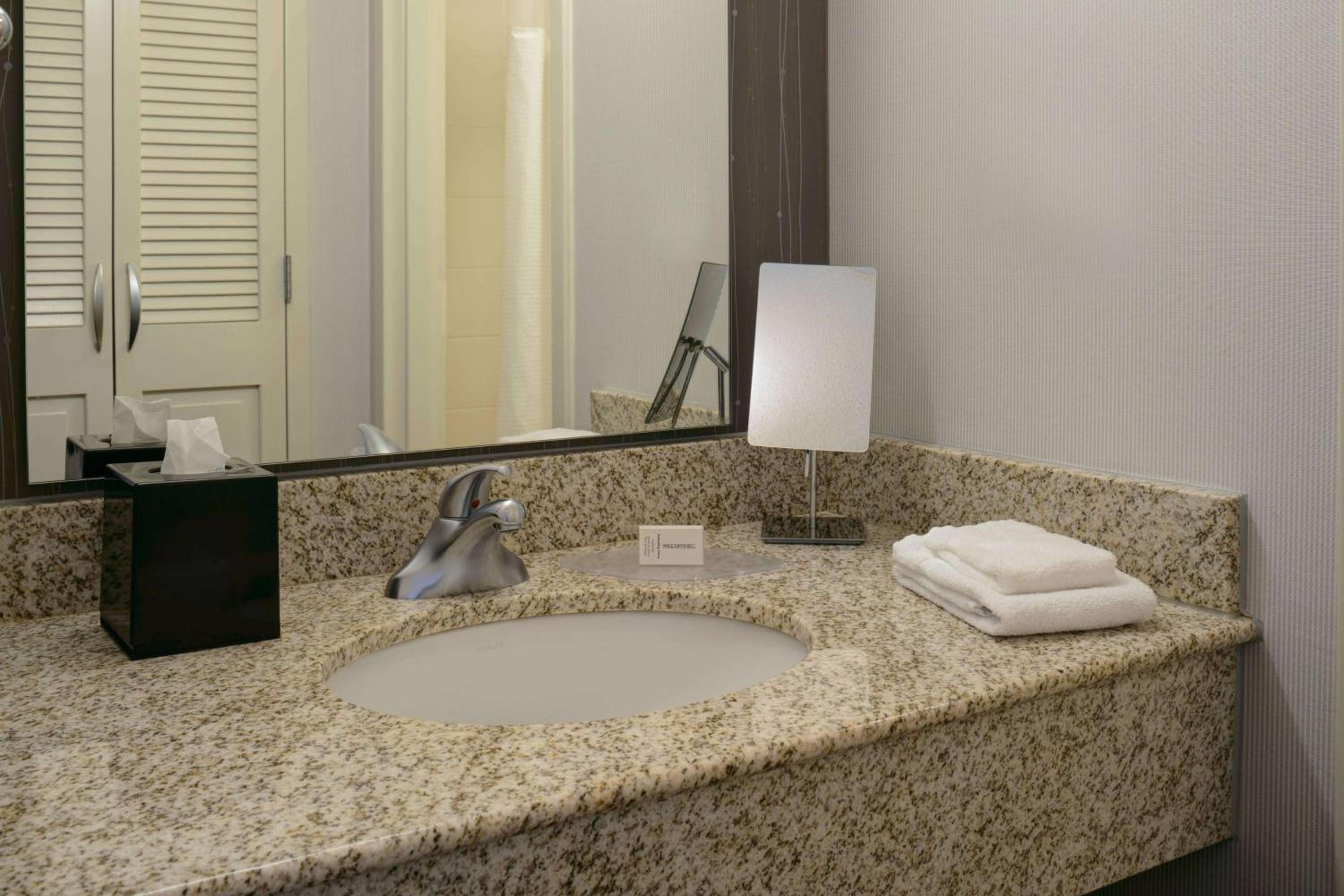 Mobility/Hearing Accessible Guestroom Two Queens Tub - Photo 3