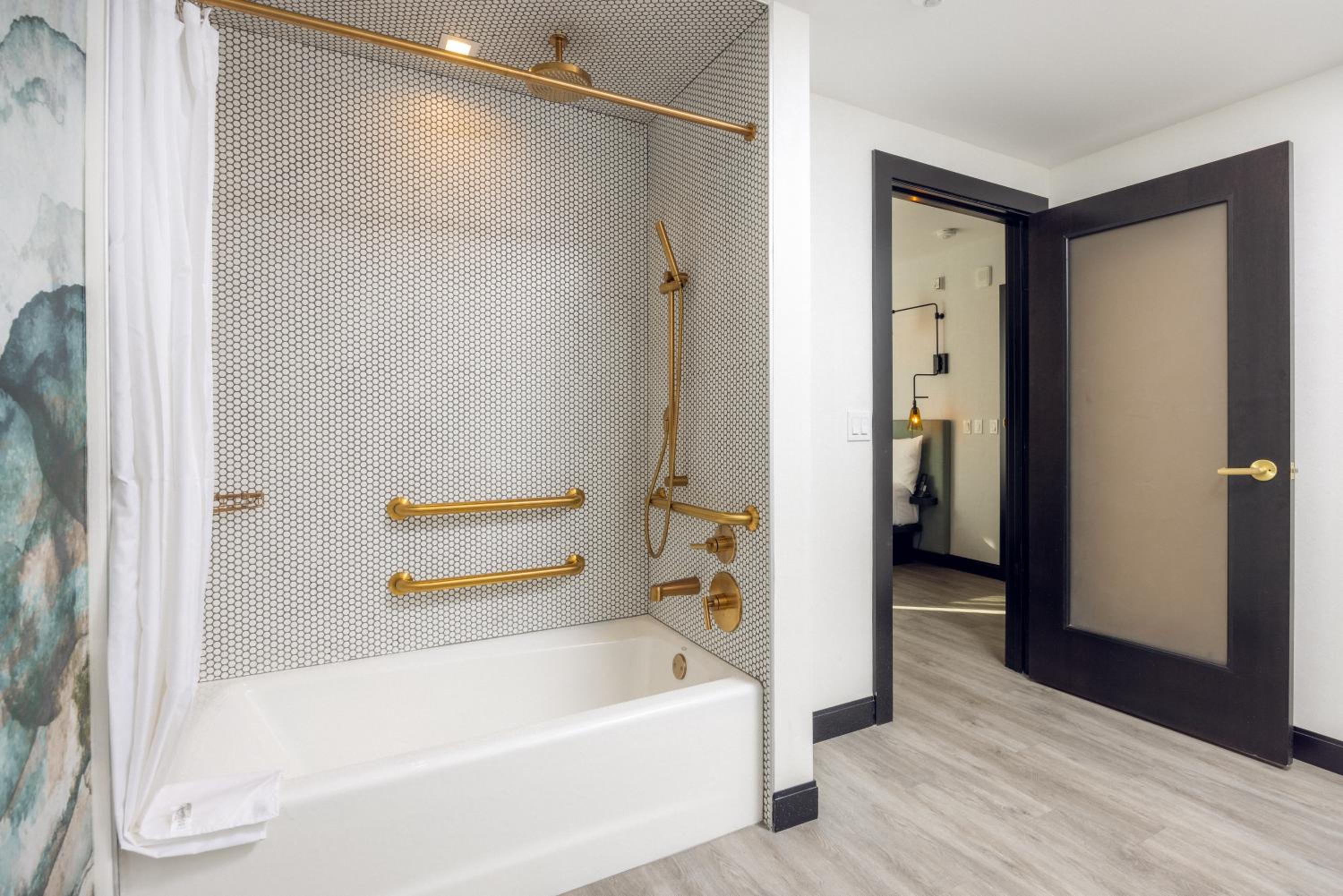 King Room with Tub - Disability Access photo 2