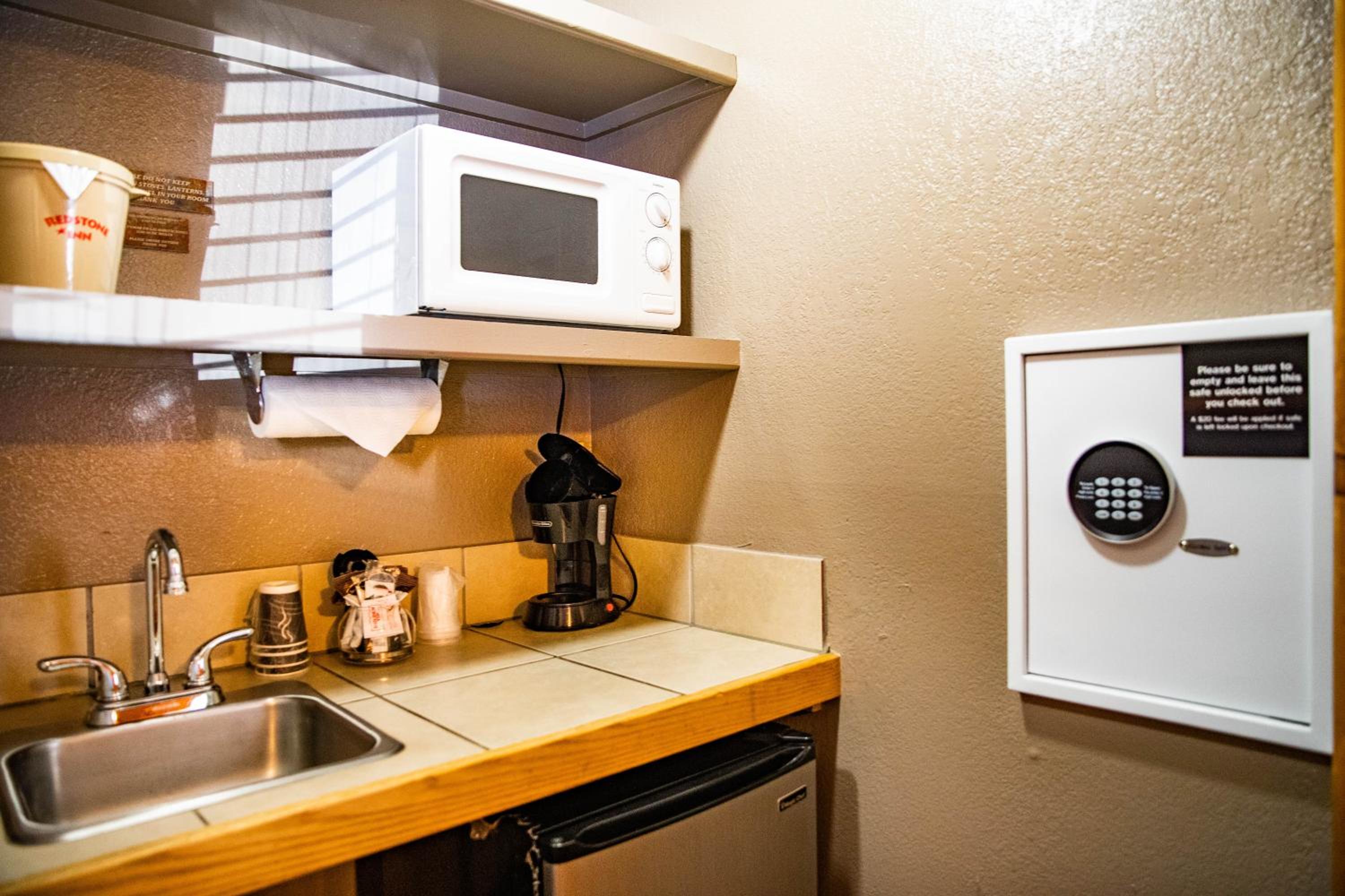 Queen Room - Pet Friendly photo 2