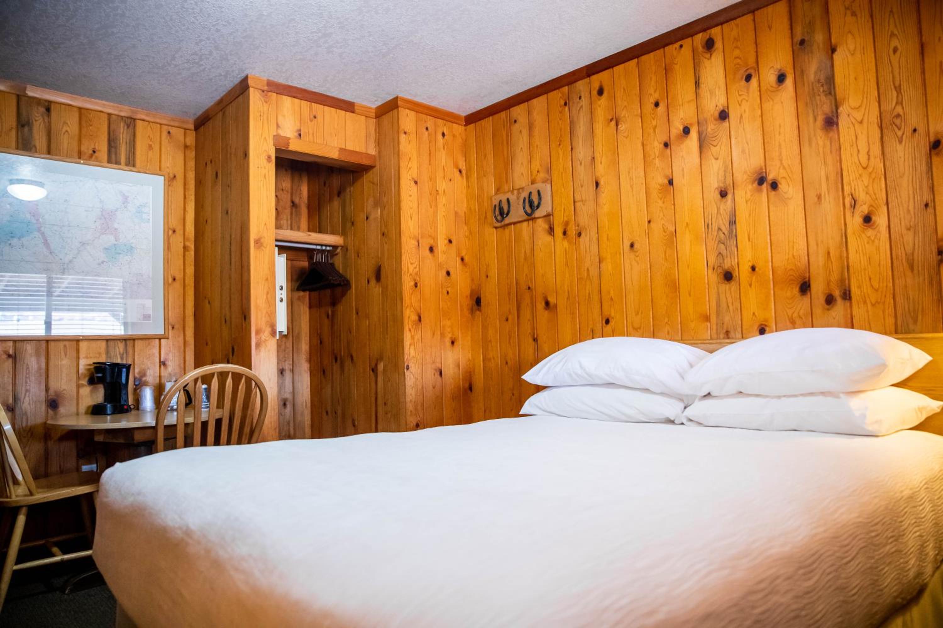 Queen Room - Pet Friendly photo 1