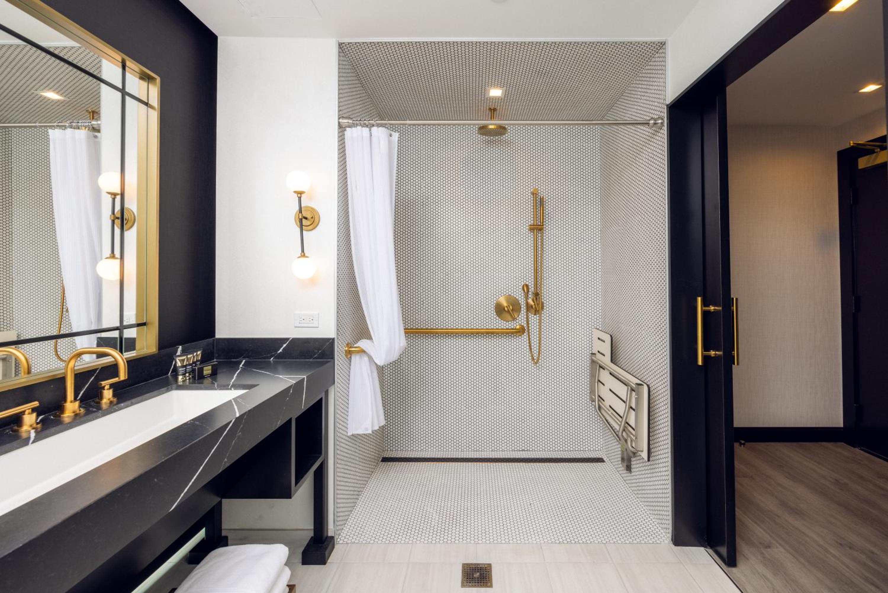 King Room with Shower - Disability Access photo 3