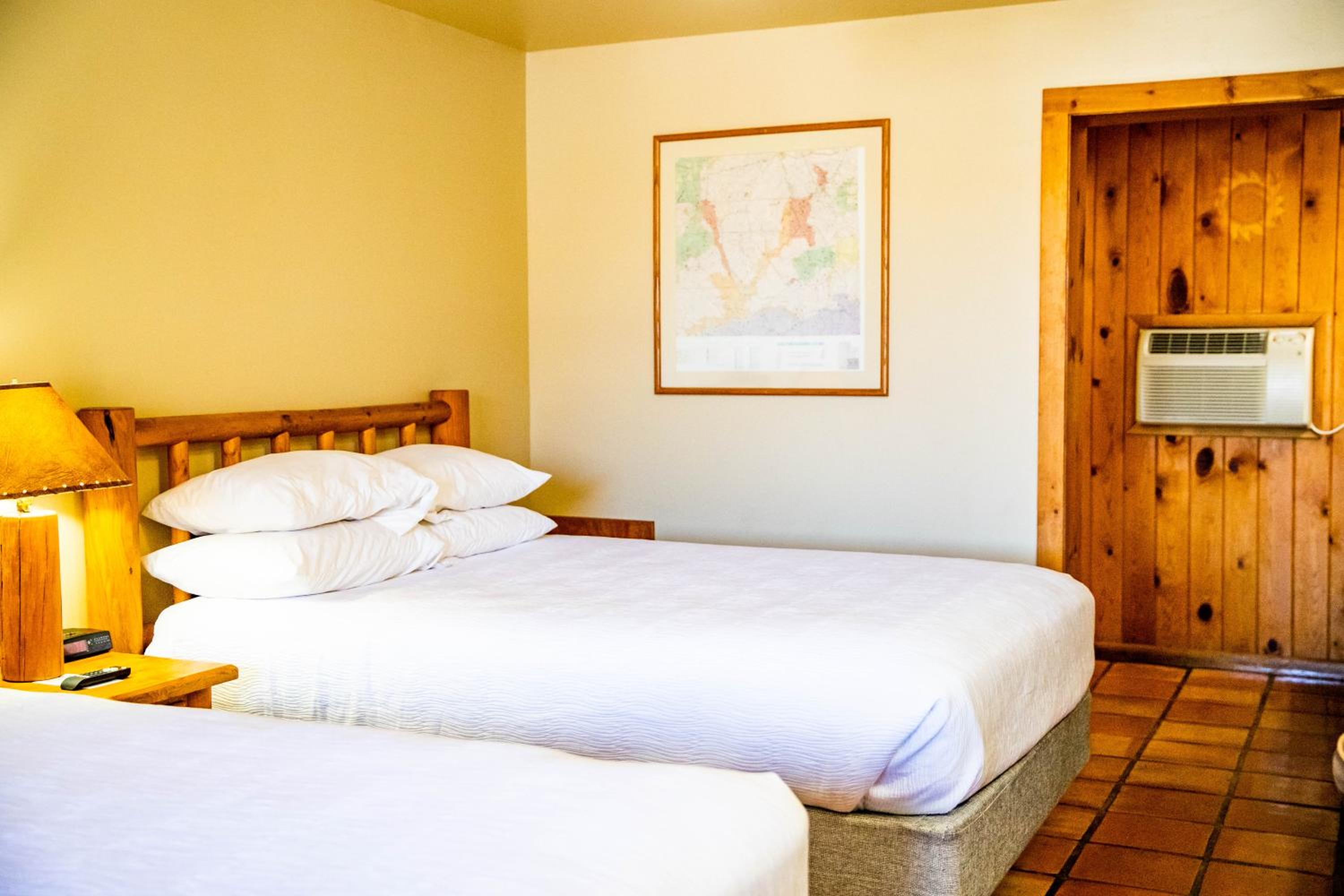Standard Queen Room with Two Queen Beds - Pet Friendly photo 2