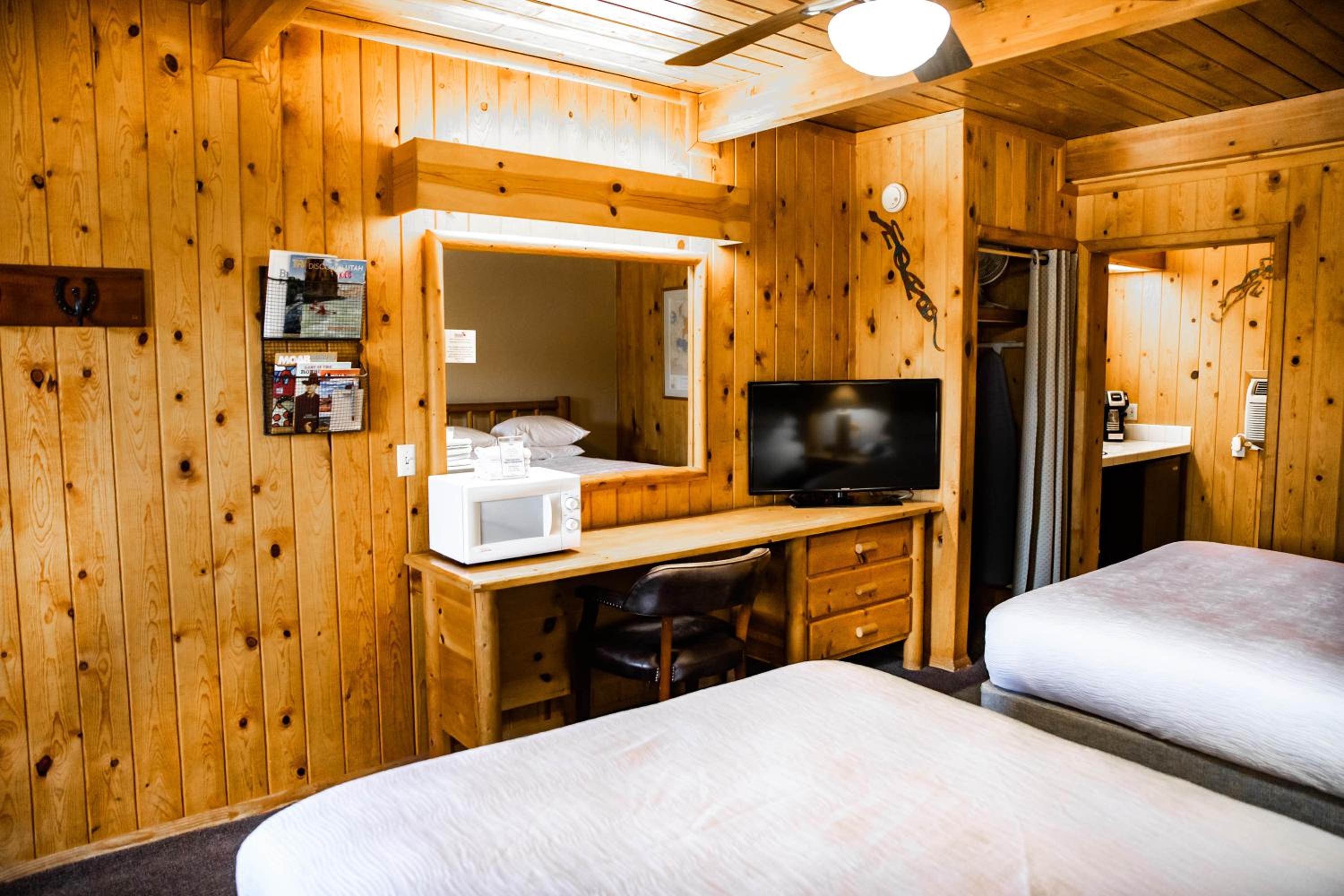 Queen Room with Two Queen Beds photo 2