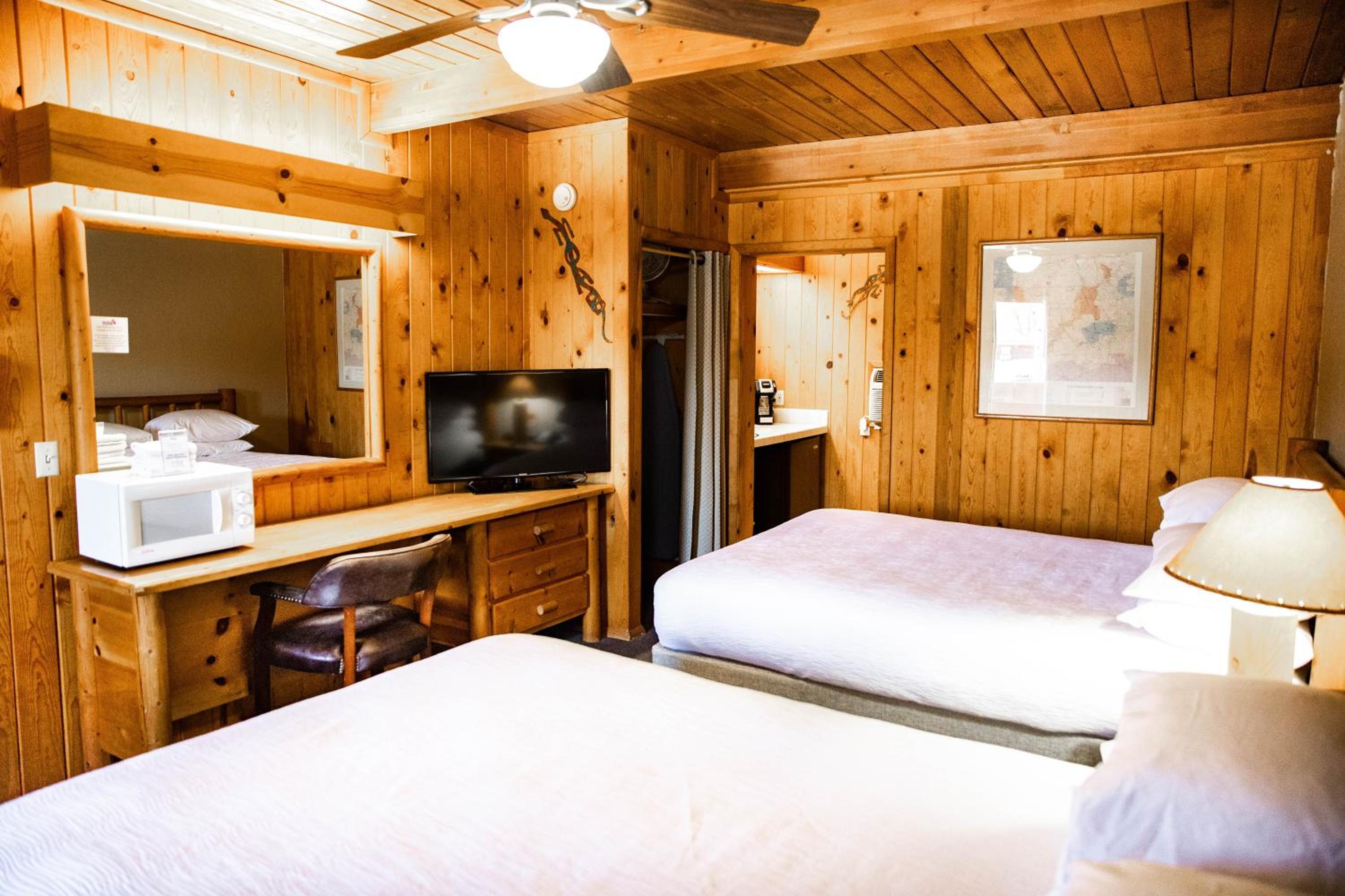 Queen Room with Two Queen Beds photo 3