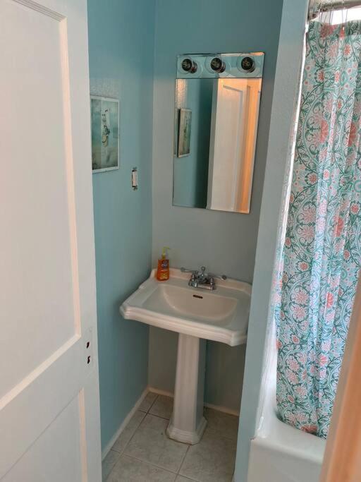Three-Bedroom House - Photo 24