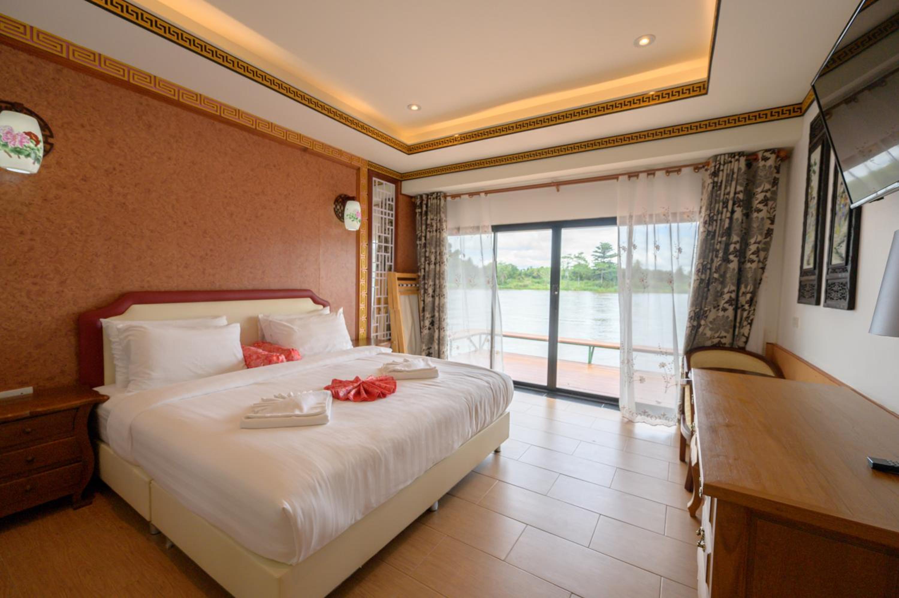 Deluxe King Room - Photo 32