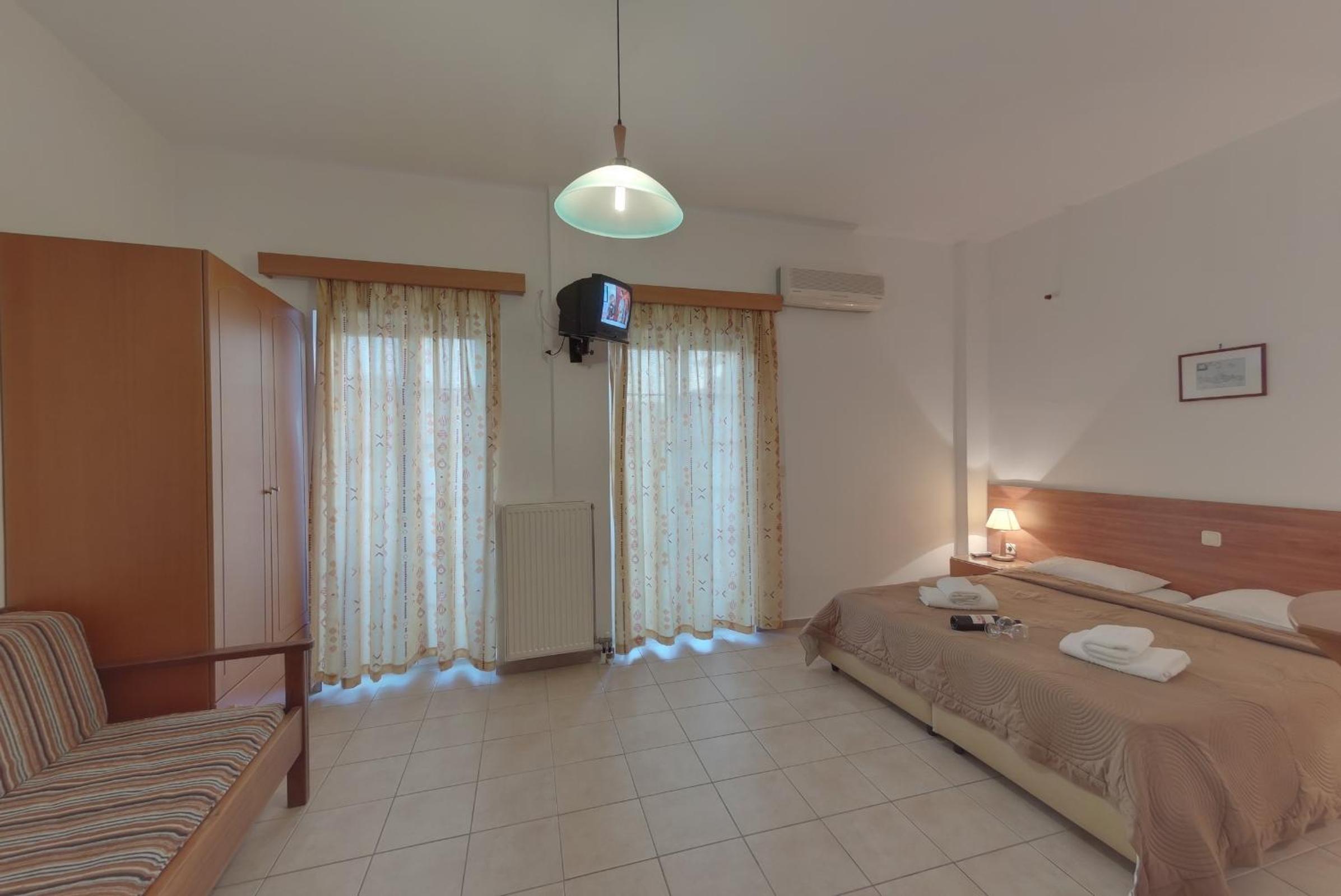Triple Room thumbnail 5