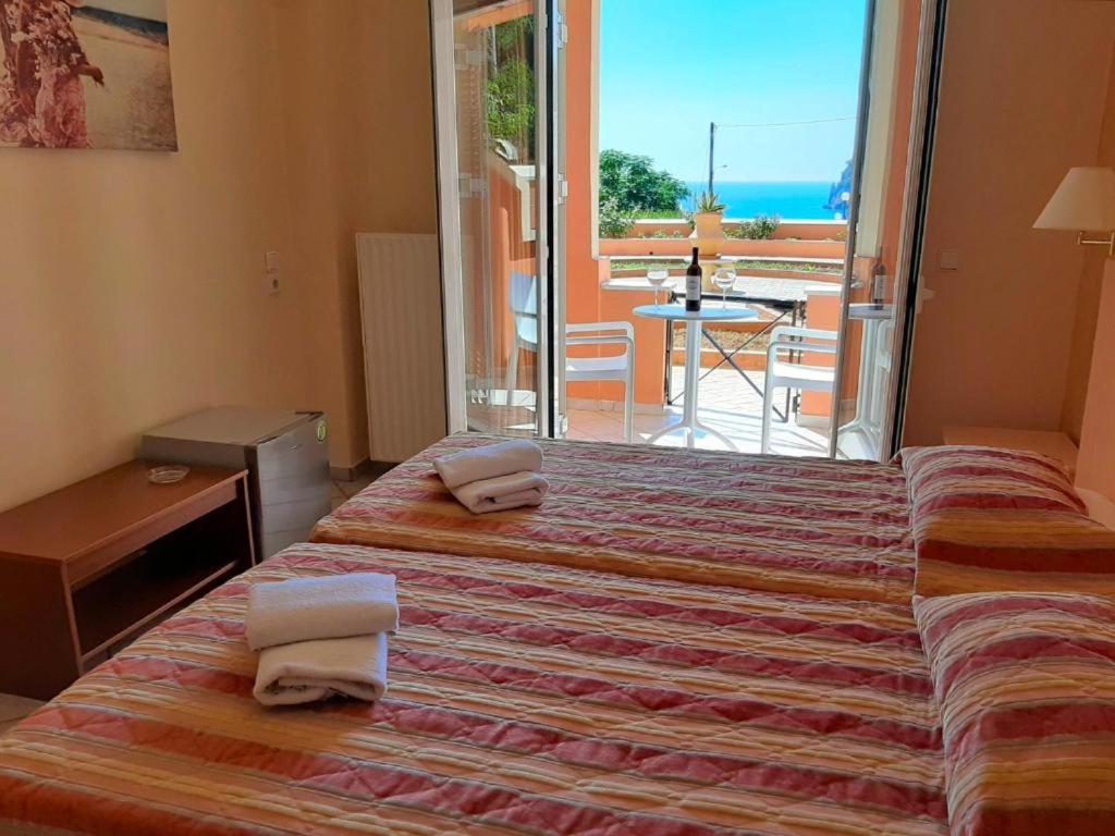 Basic Double or Twin Room with Partial Sea View photo 1