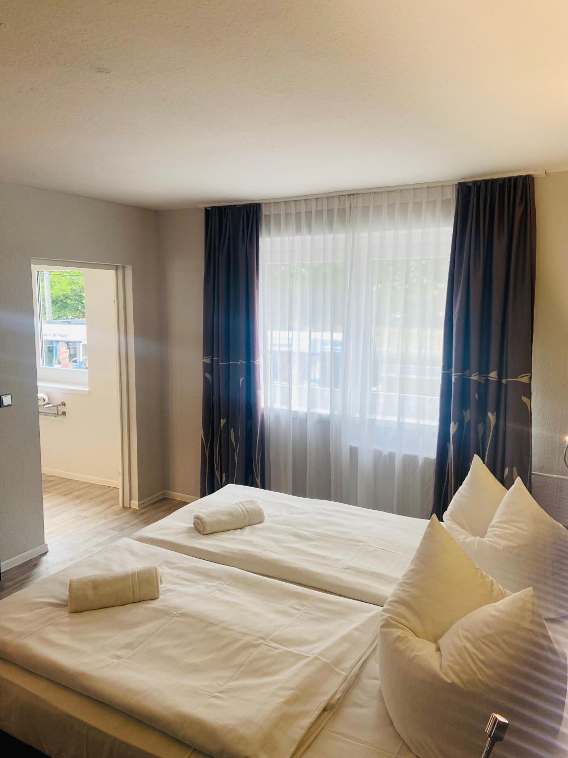 Double Room with Private Bathroom - Photo 8