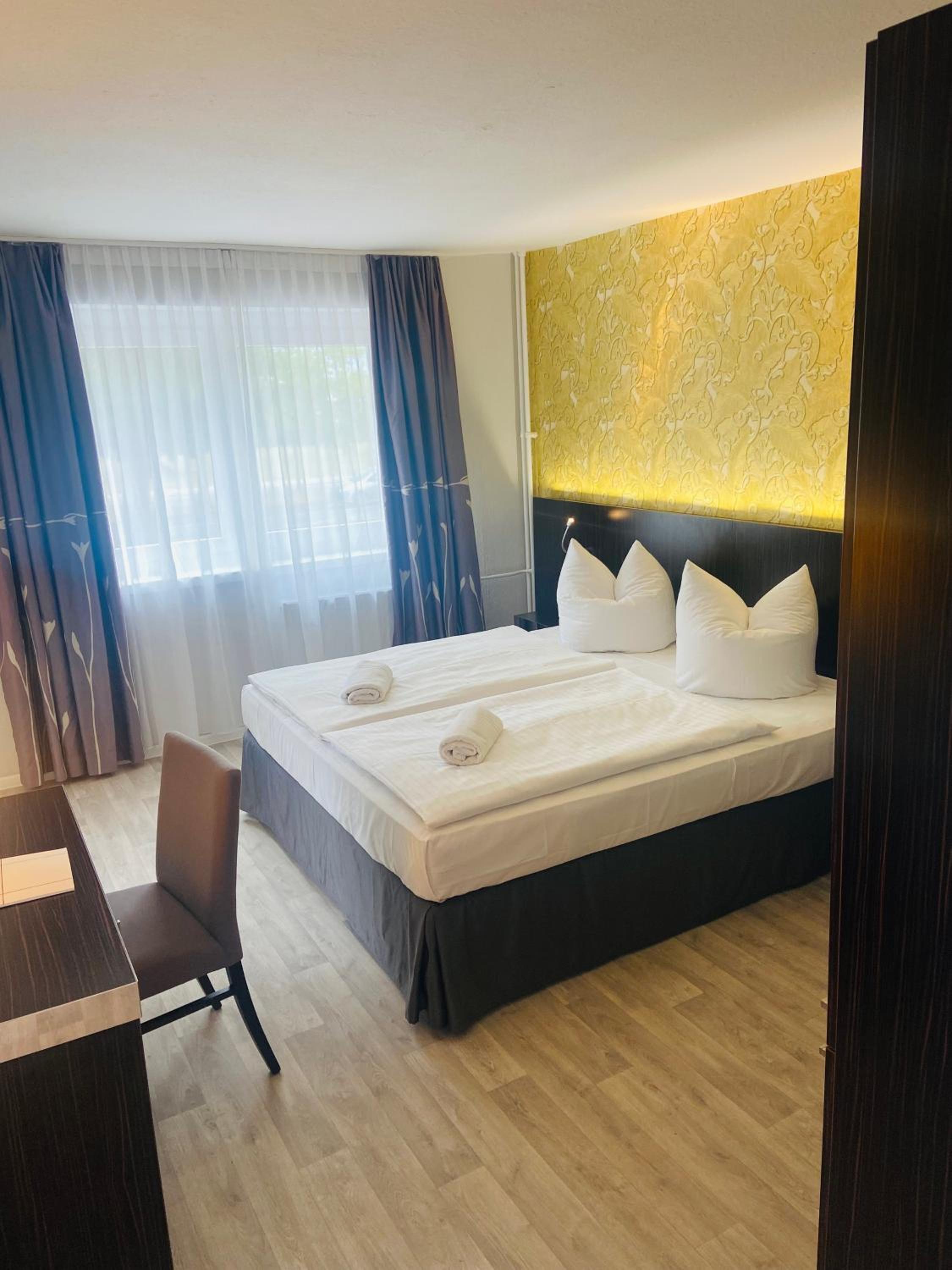 Double Room with Private Bathroom - Photo 12