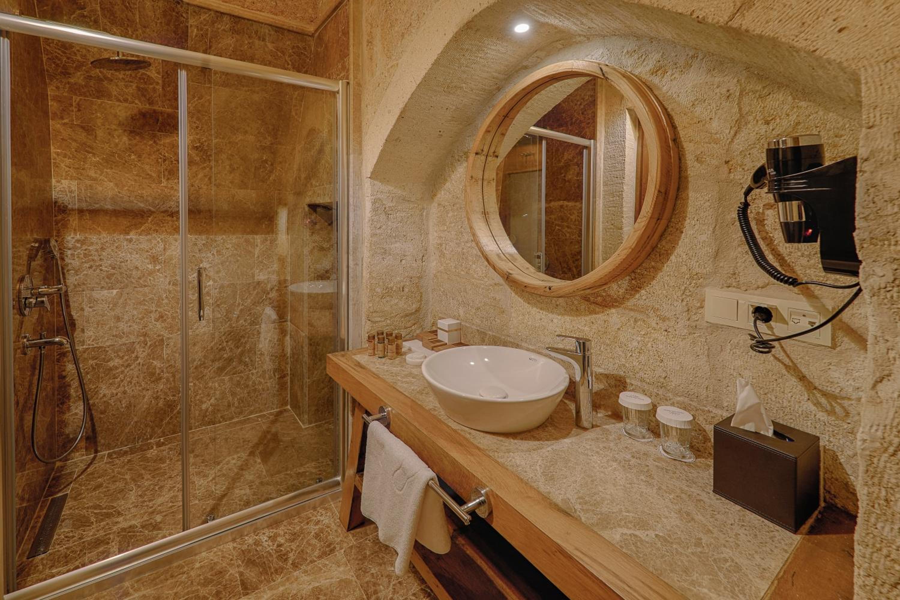 Standard Double Room - Photo 7