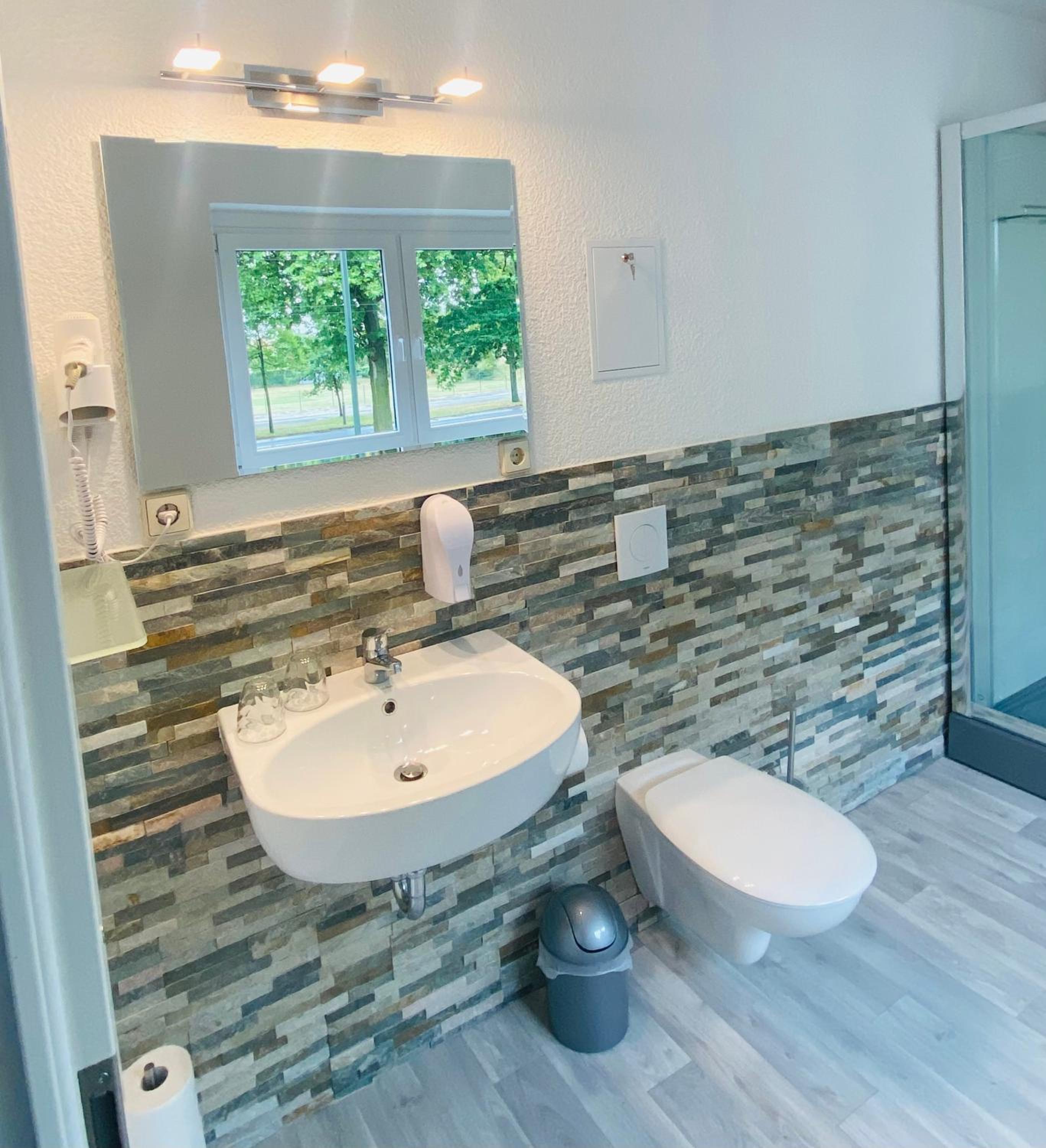 Double Room with Private Bathroom - Photo 7
