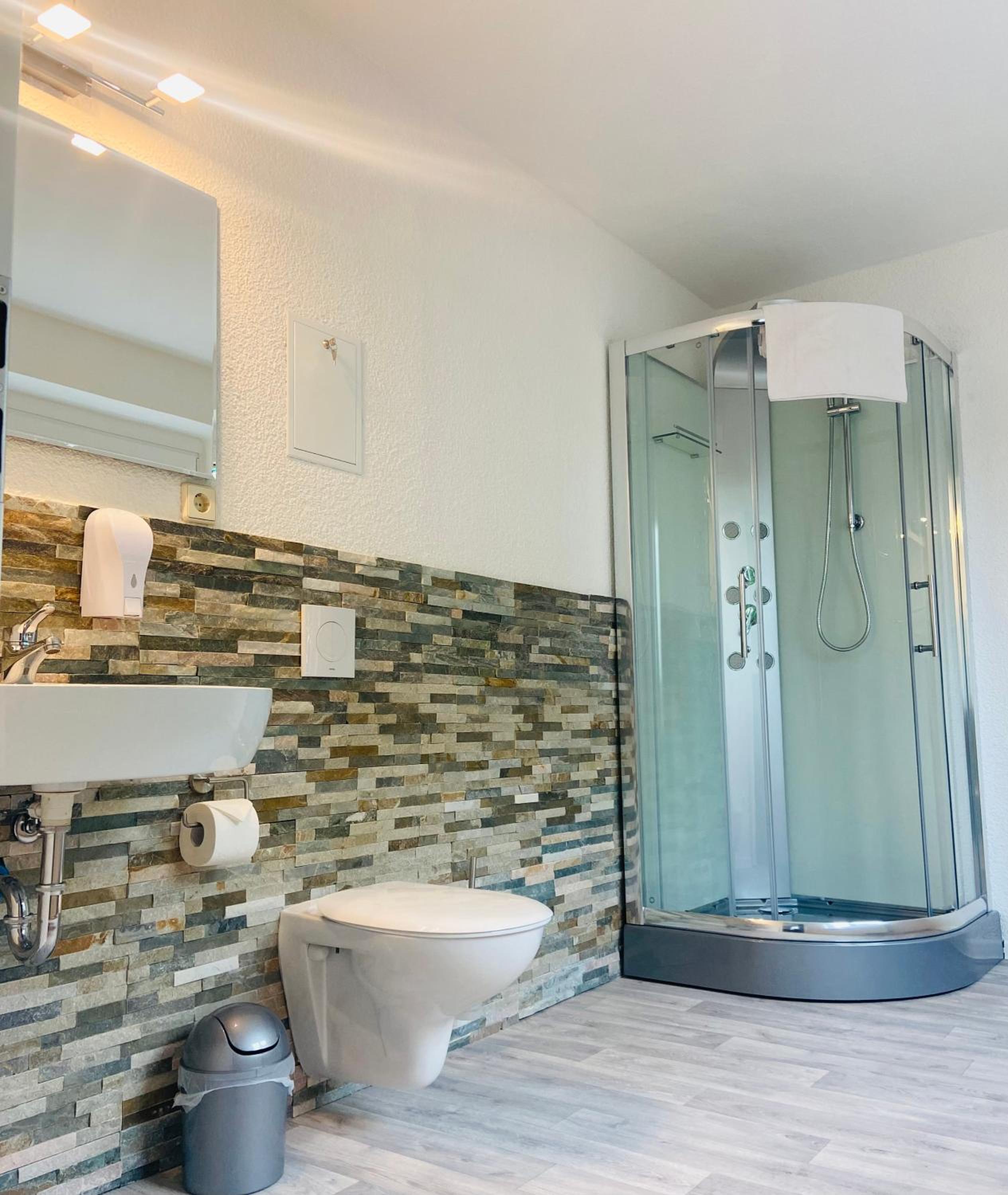 Double Room with Private Bathroom - Photo 13
