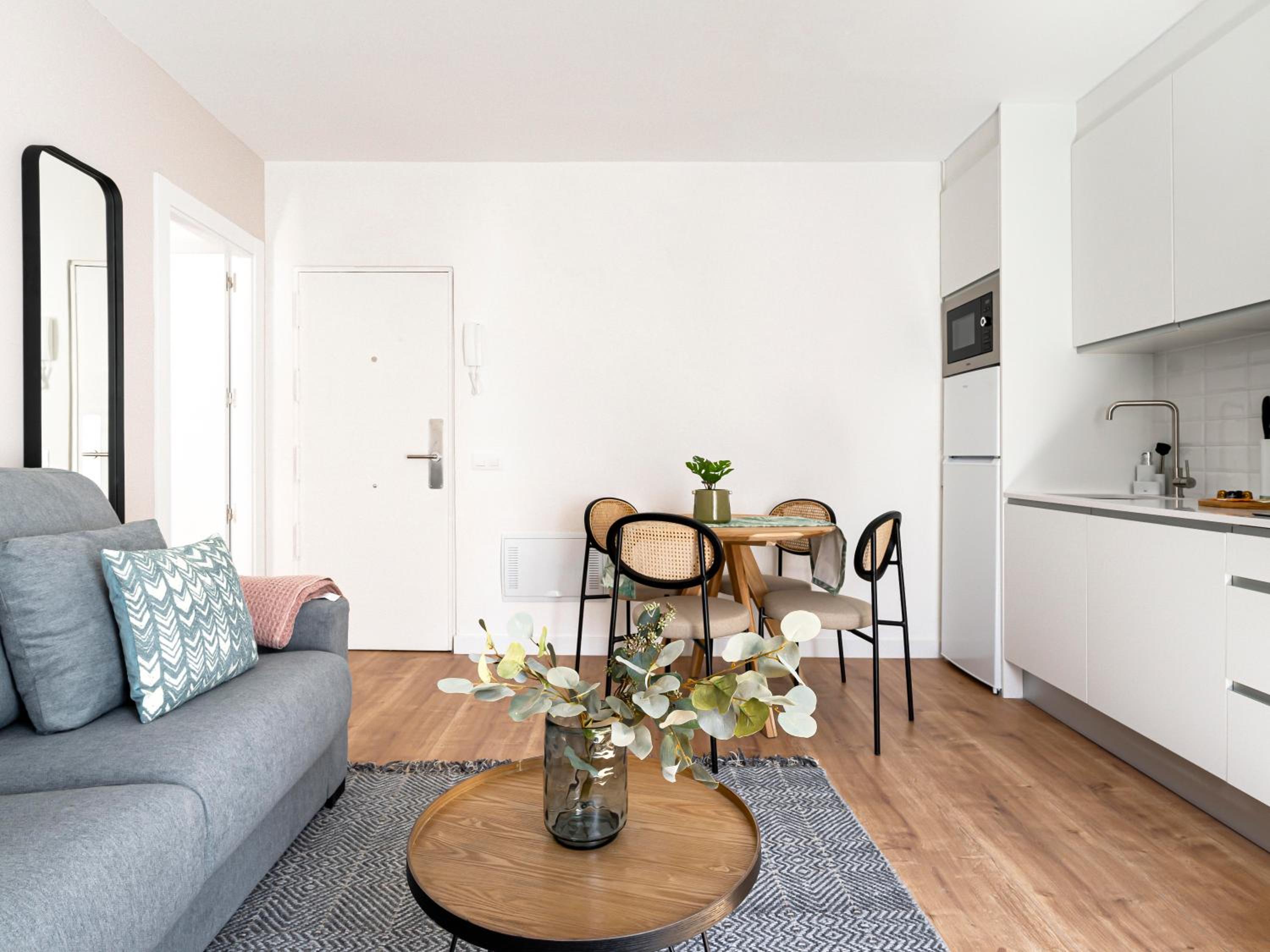 One-Bedroom Apartment with Balcony (LT) photo 3