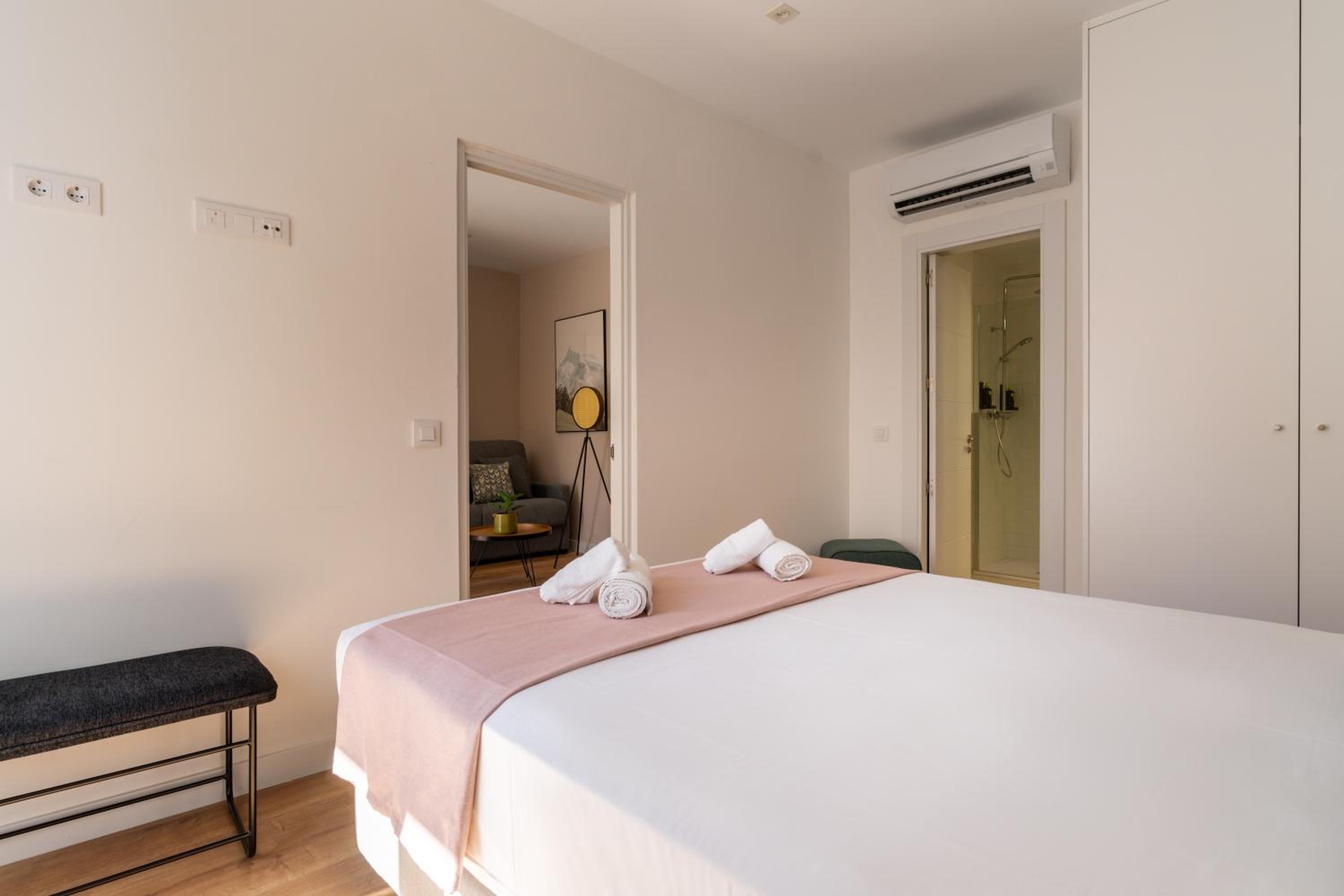 One-Bedroom Apartment with Balcony (LT) photo 2