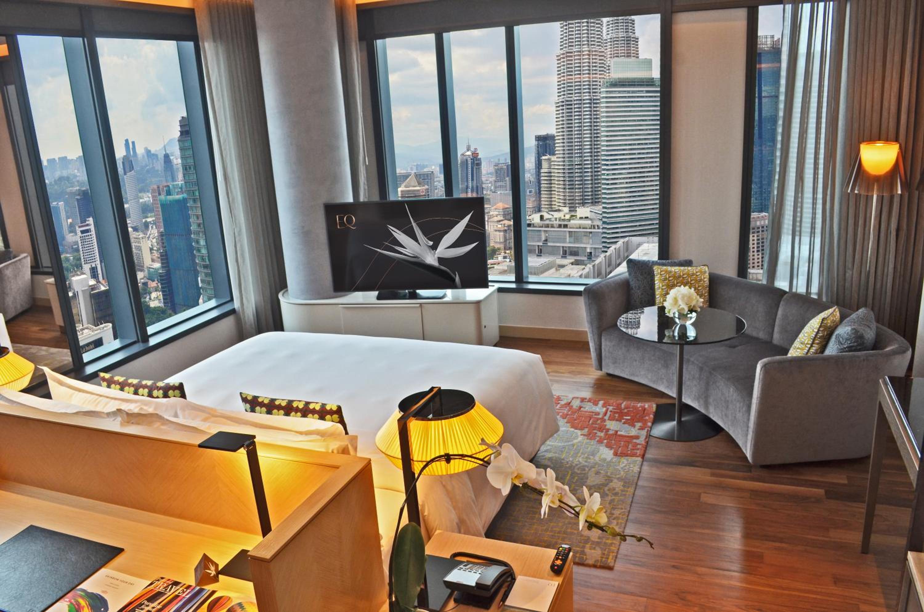 Premier King Twin Towers View