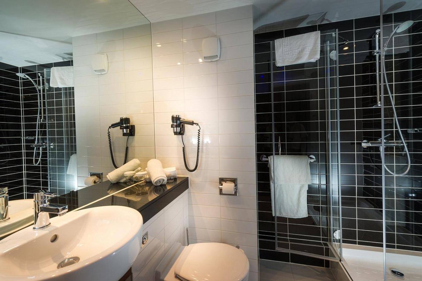Standard Room with Free Breakfast - Photo 6