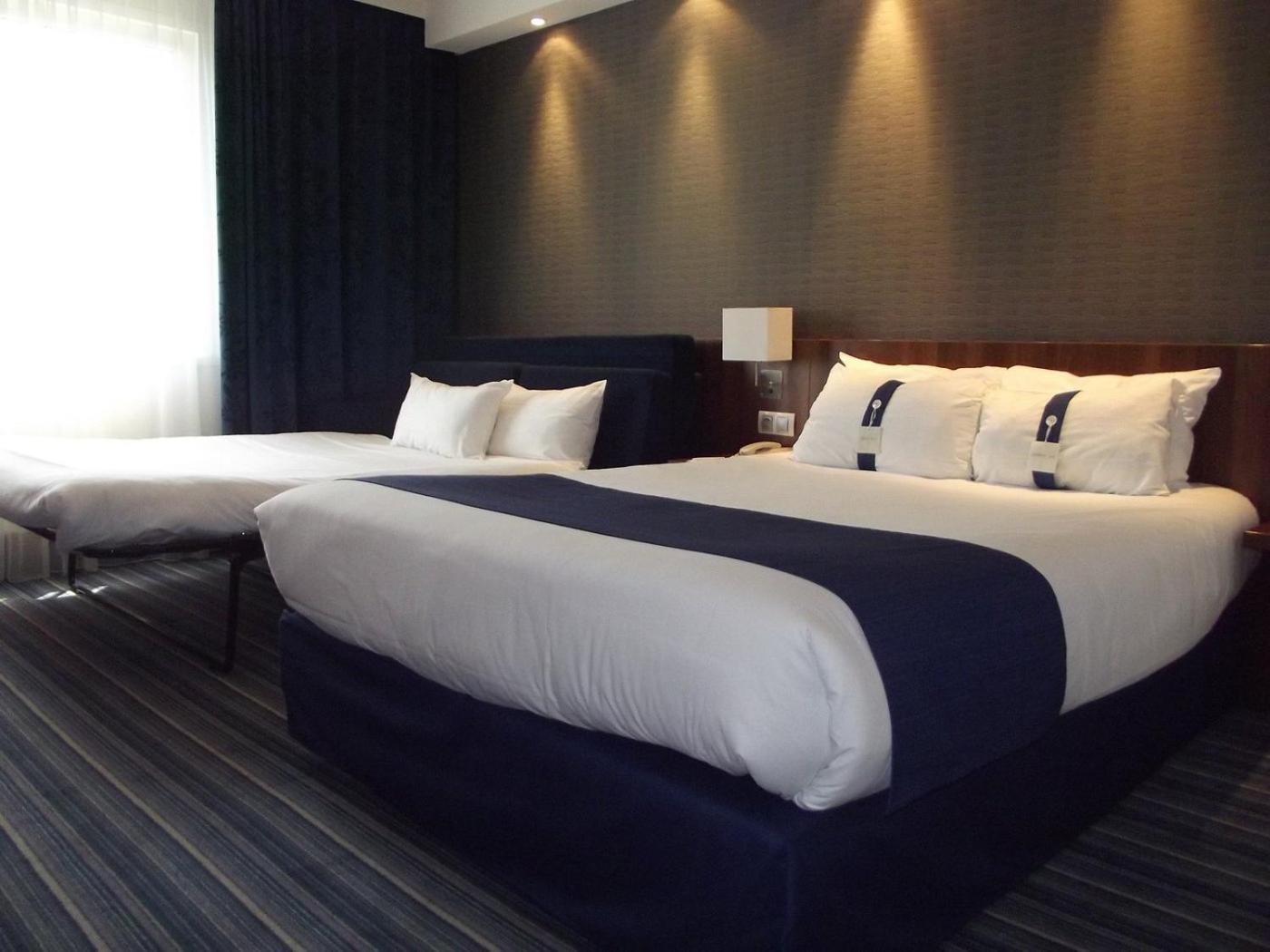 Standard Twin Room with Two Twin Beds and Sofa Bed - Photo 1