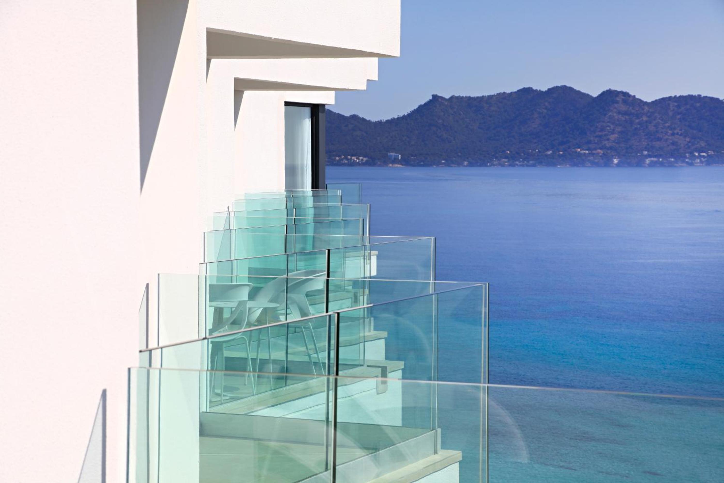 Double Room with Sea View thumbnail 5