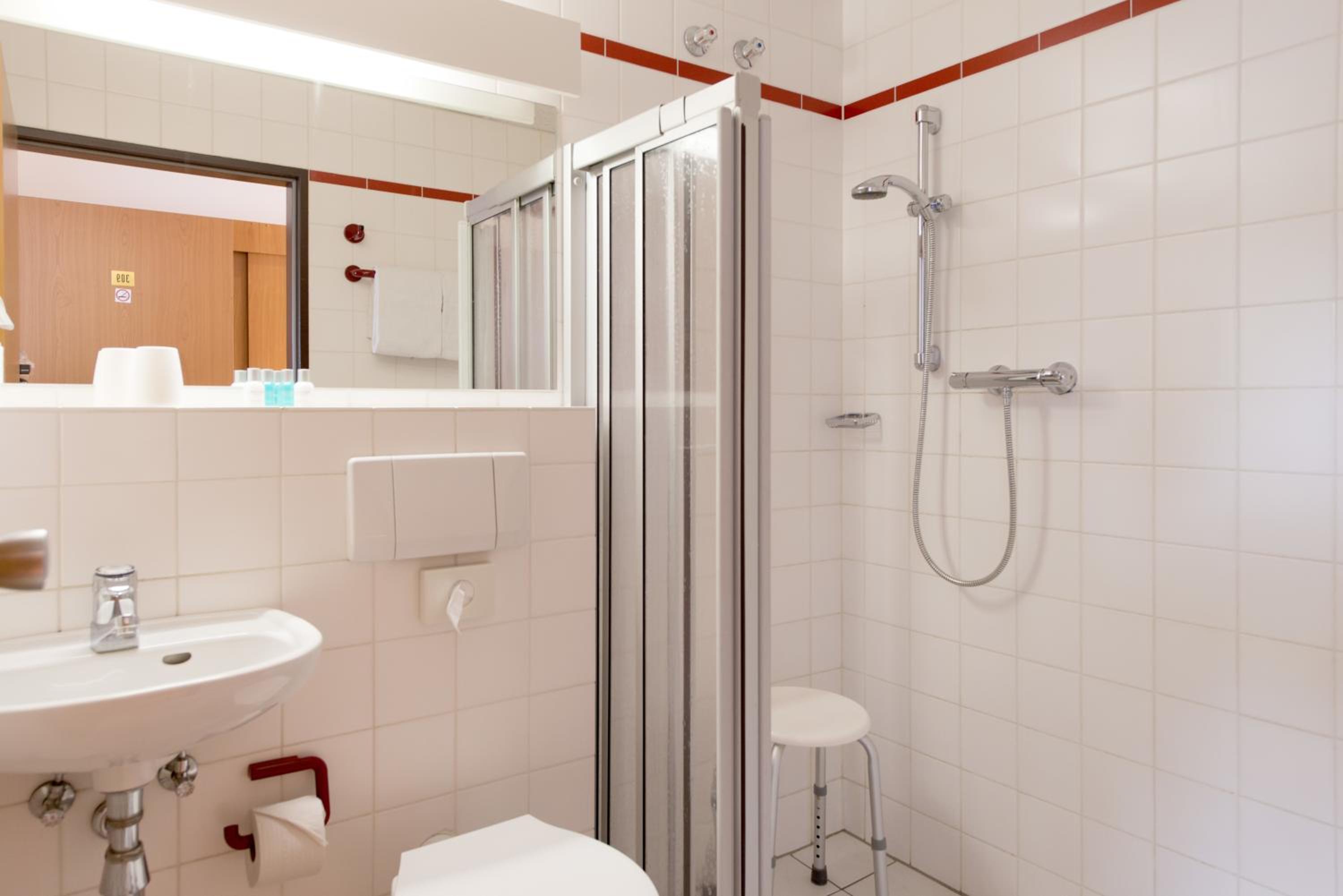 King Suite - Non-Smoking - Photo 3