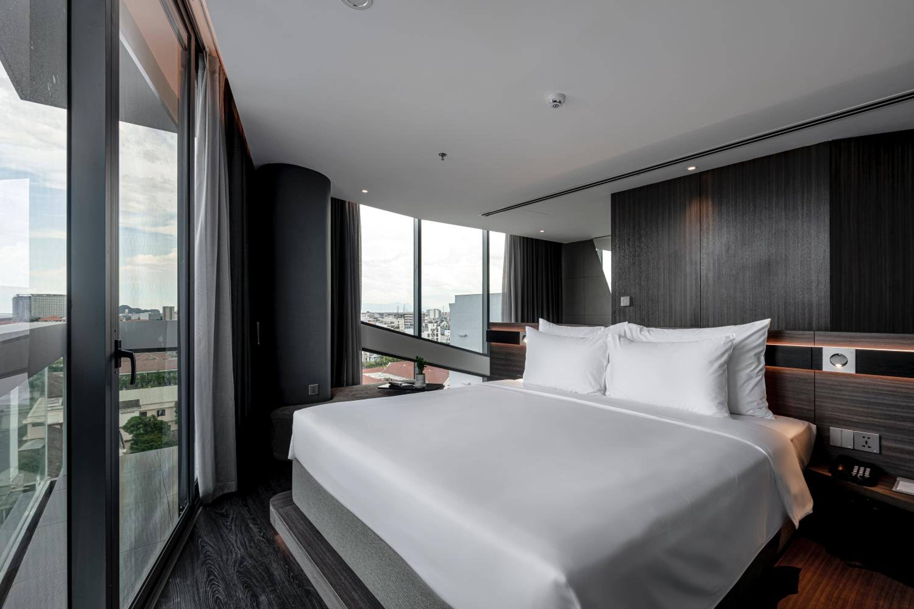 Suite with Balcony and City View - Photo 6