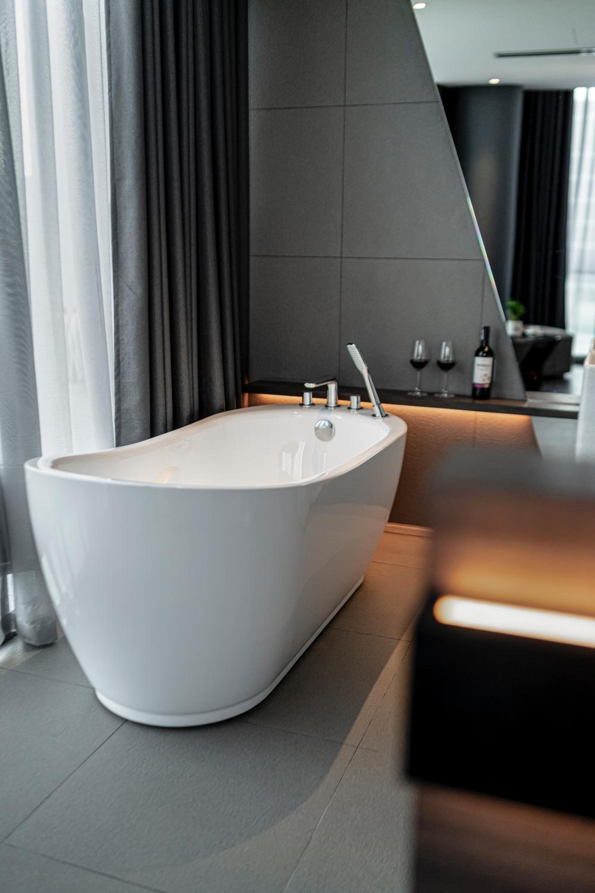 Suite with Balcony and City View - Photo 8
