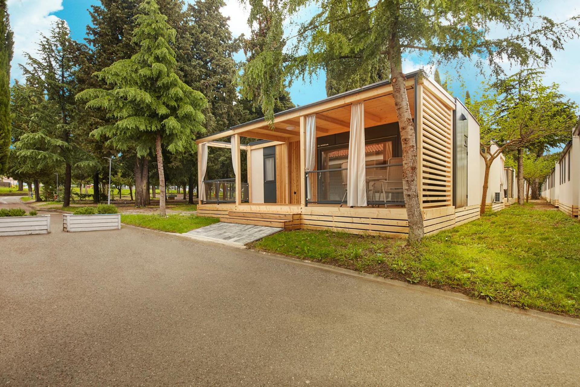 Three-Bedroom Mobile Home with Terrace - Photo 8