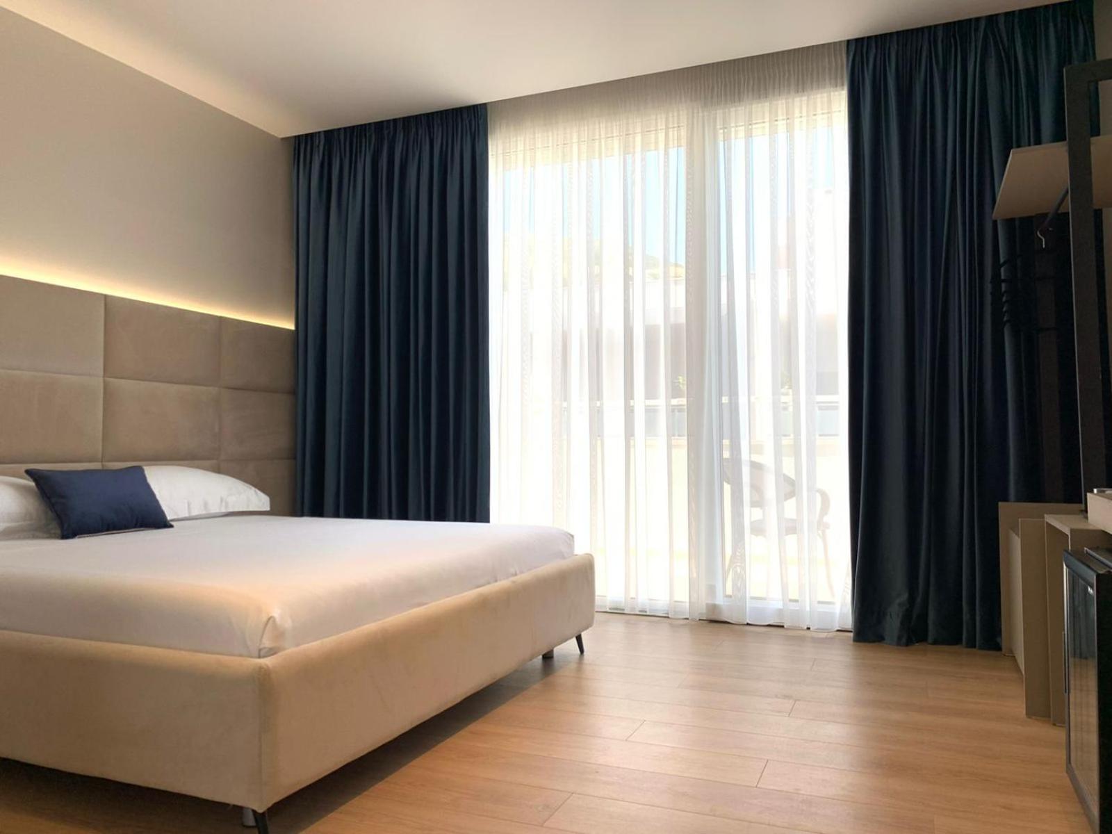 Deluxe Double Room with Balcony and Sea View
