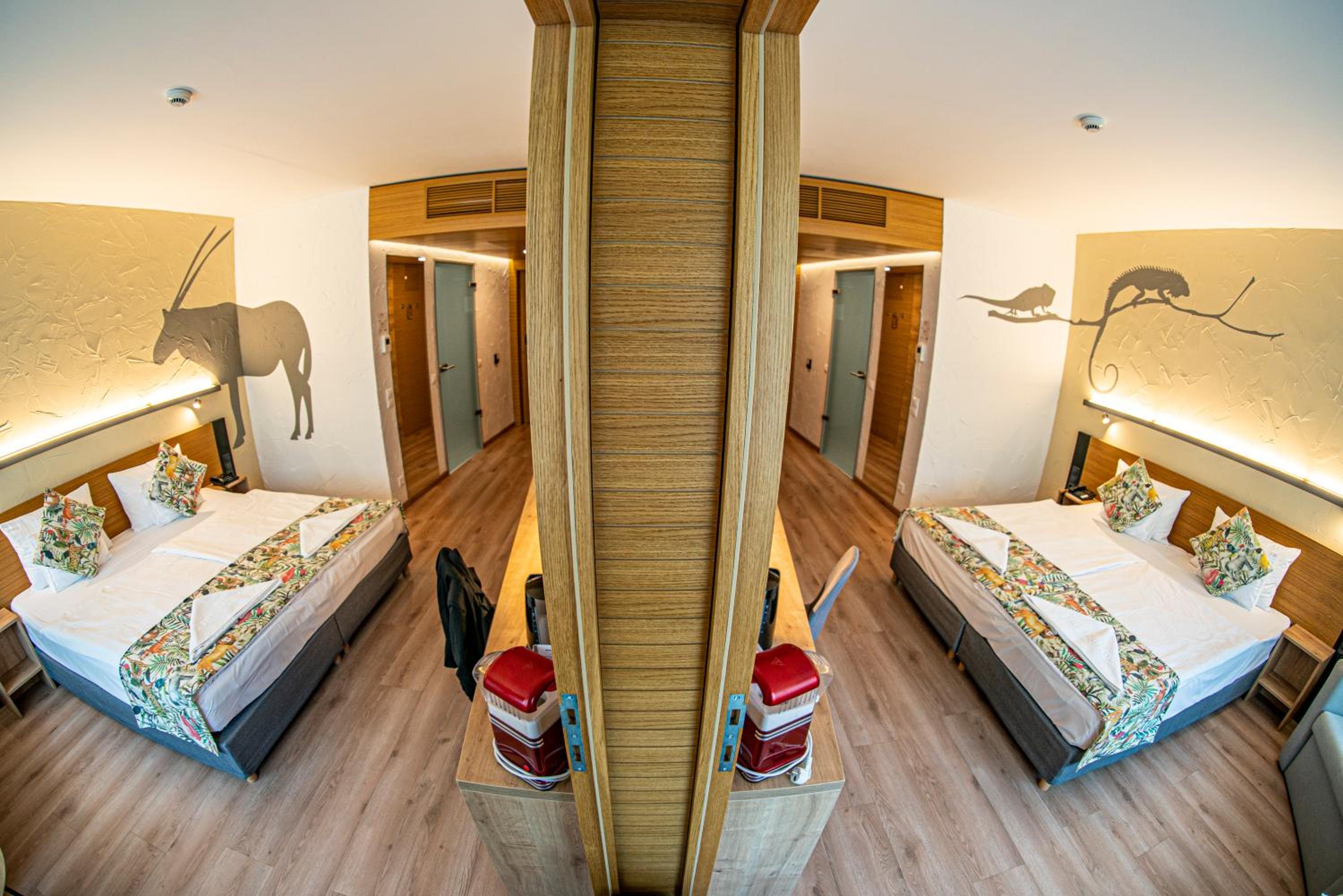 Connectable Family Room with Bathroom and Free Zoo Access photo 1